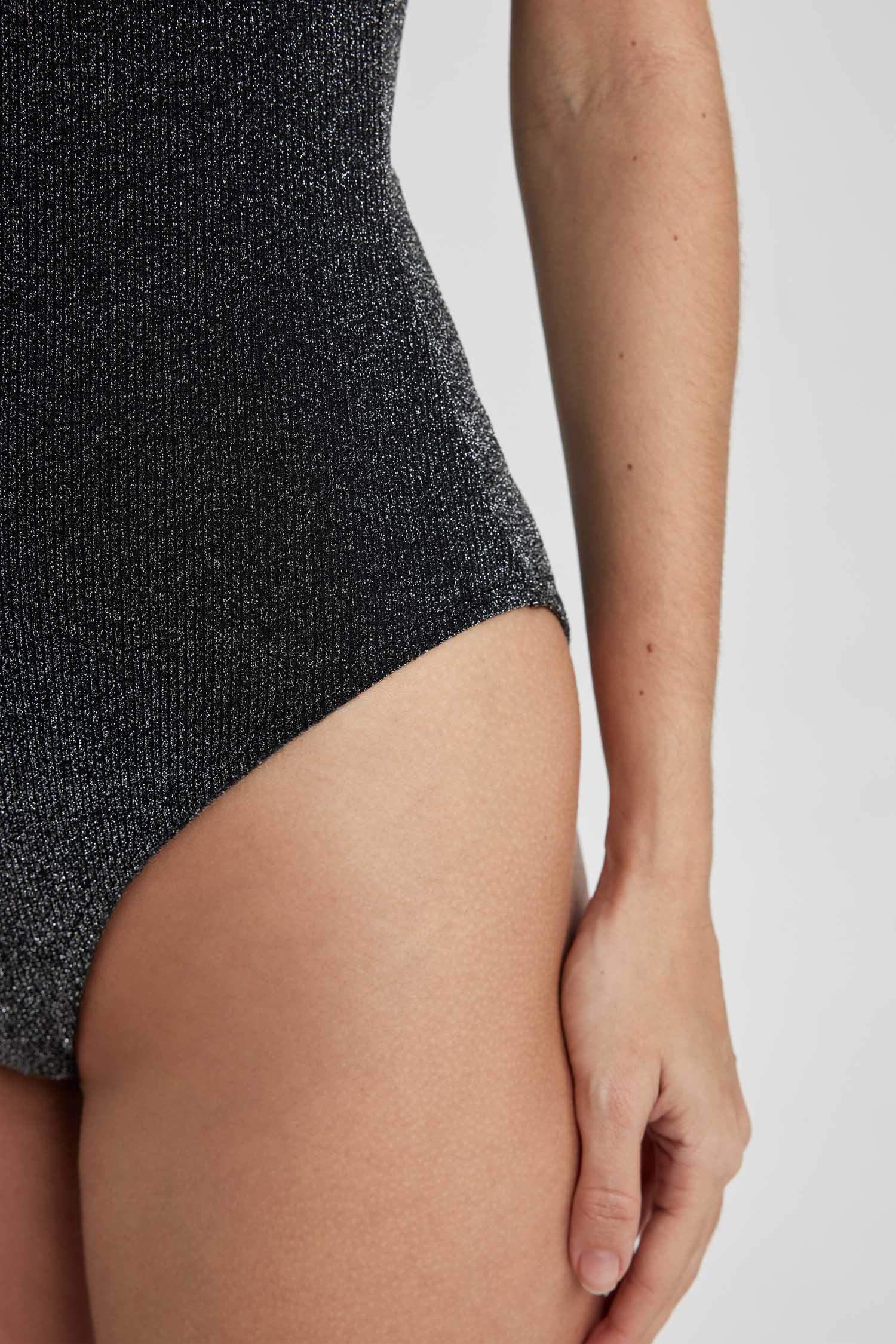 مايو قصة عادية من Fall In Love