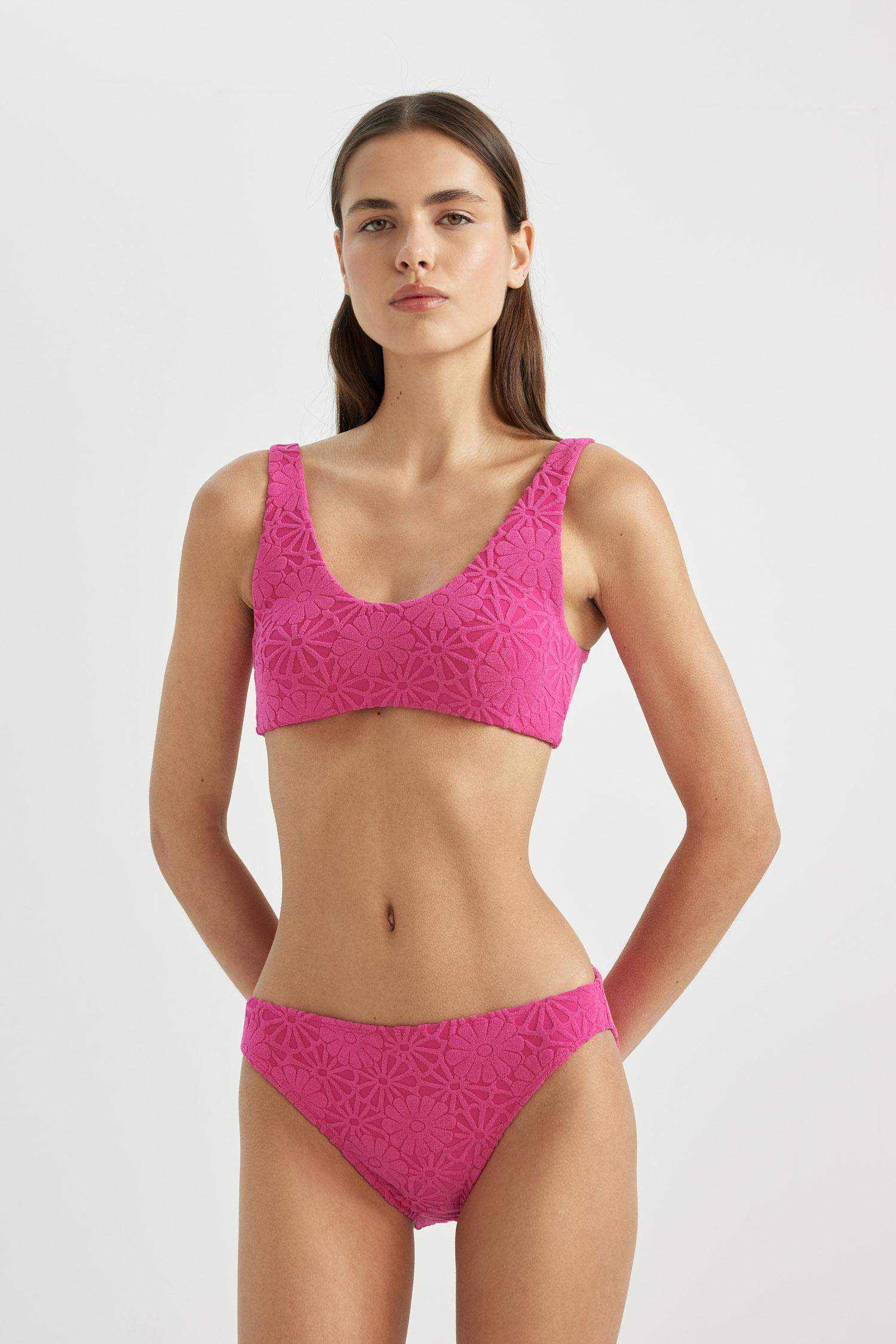 كلوت بكيني فلورال قصة عادية