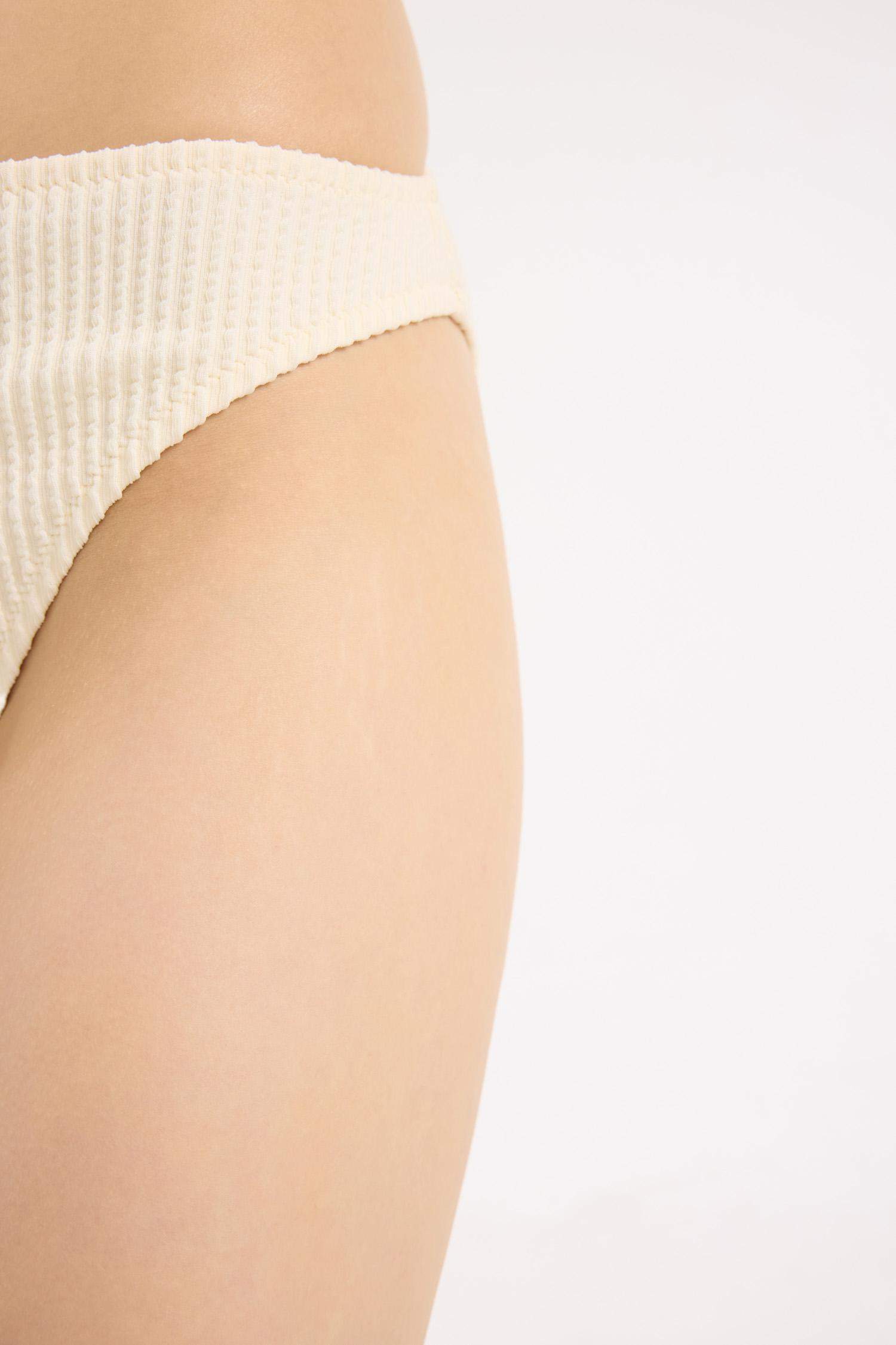 بيكيني سفلي قصة عادية من Fall in Love