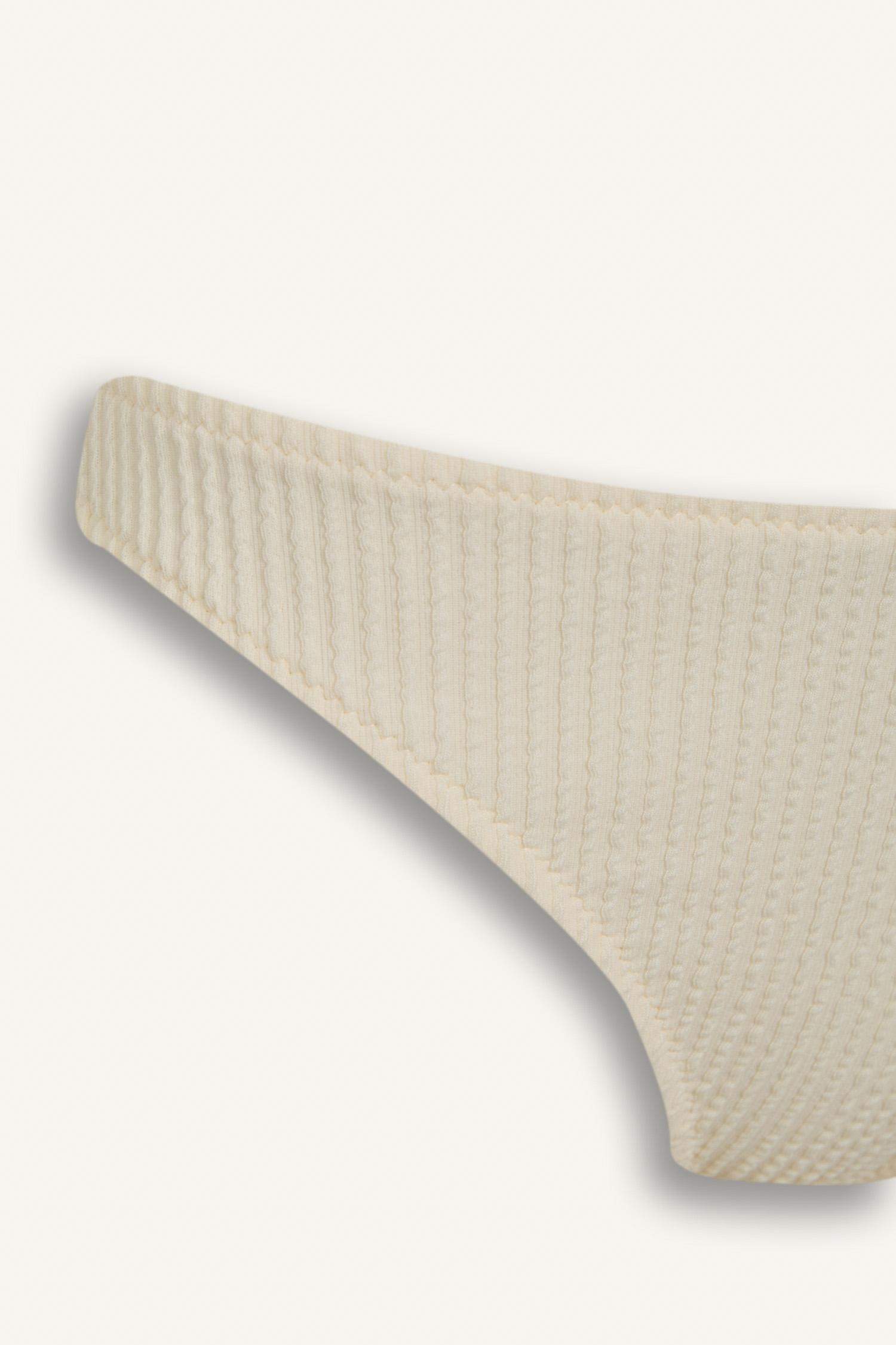 كلوت بكيني قصة عادية من Fall in Love