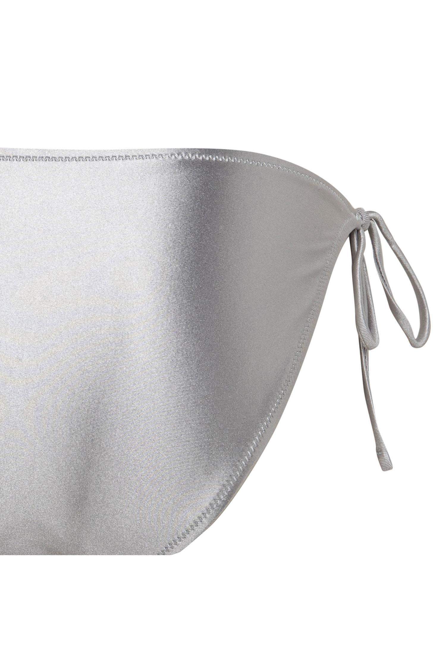 كلوت بكيني ستان قصة عادية من Fall in Love