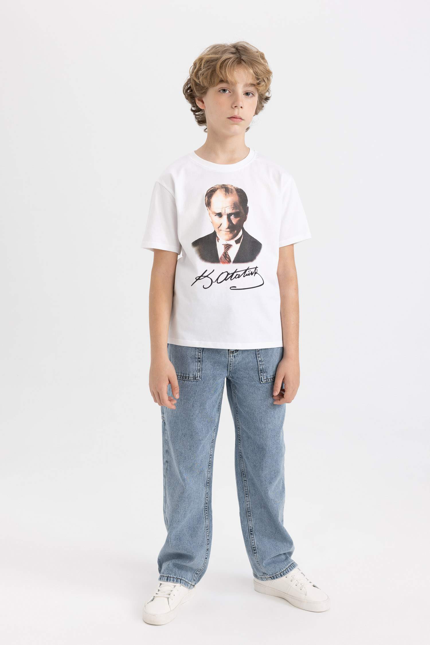 Erkek Çocuk 29 Ekim Cumhuriyet Bayramı Bisiklet Yaka Renk Şekil Değiştiren Atatürk Baskılı Kısa Kollu Beyaz Tişört