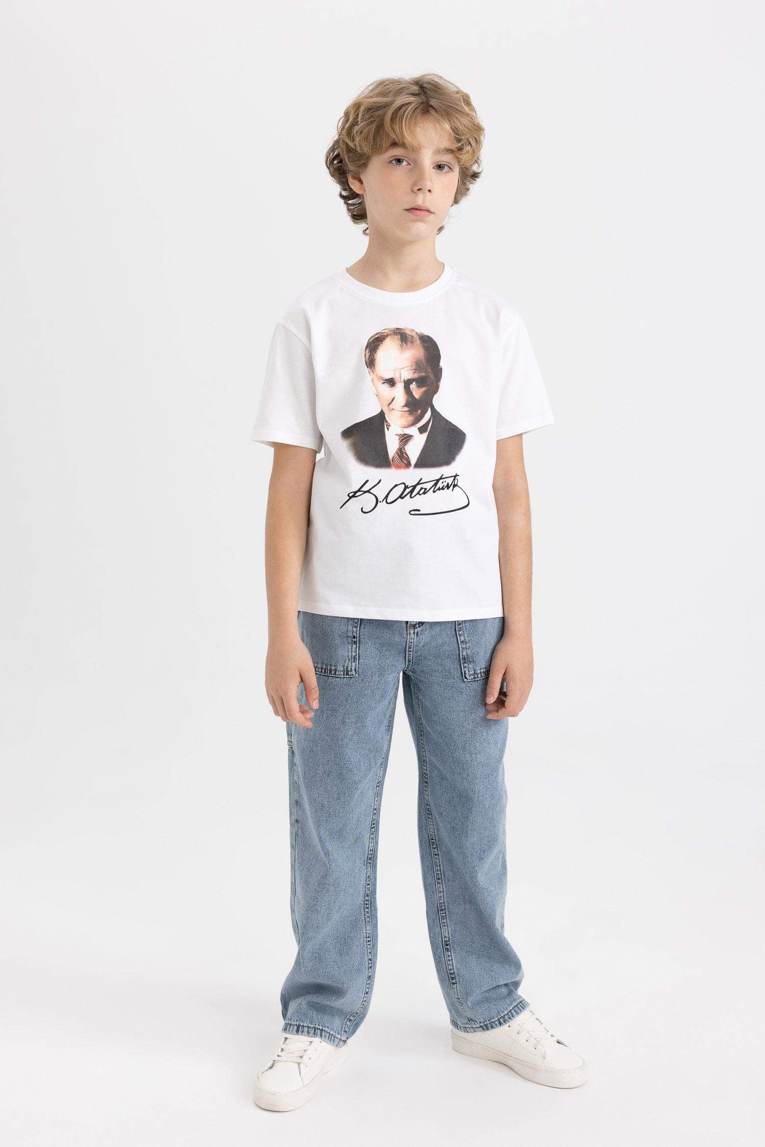 Erkek Çocuk 29 Ekim Cumhuriyet Bayramı Bisiklet Yaka Renk Şekil Değiştiren Atatürk Baskılı Kısa Kollu Beyaz Tişört