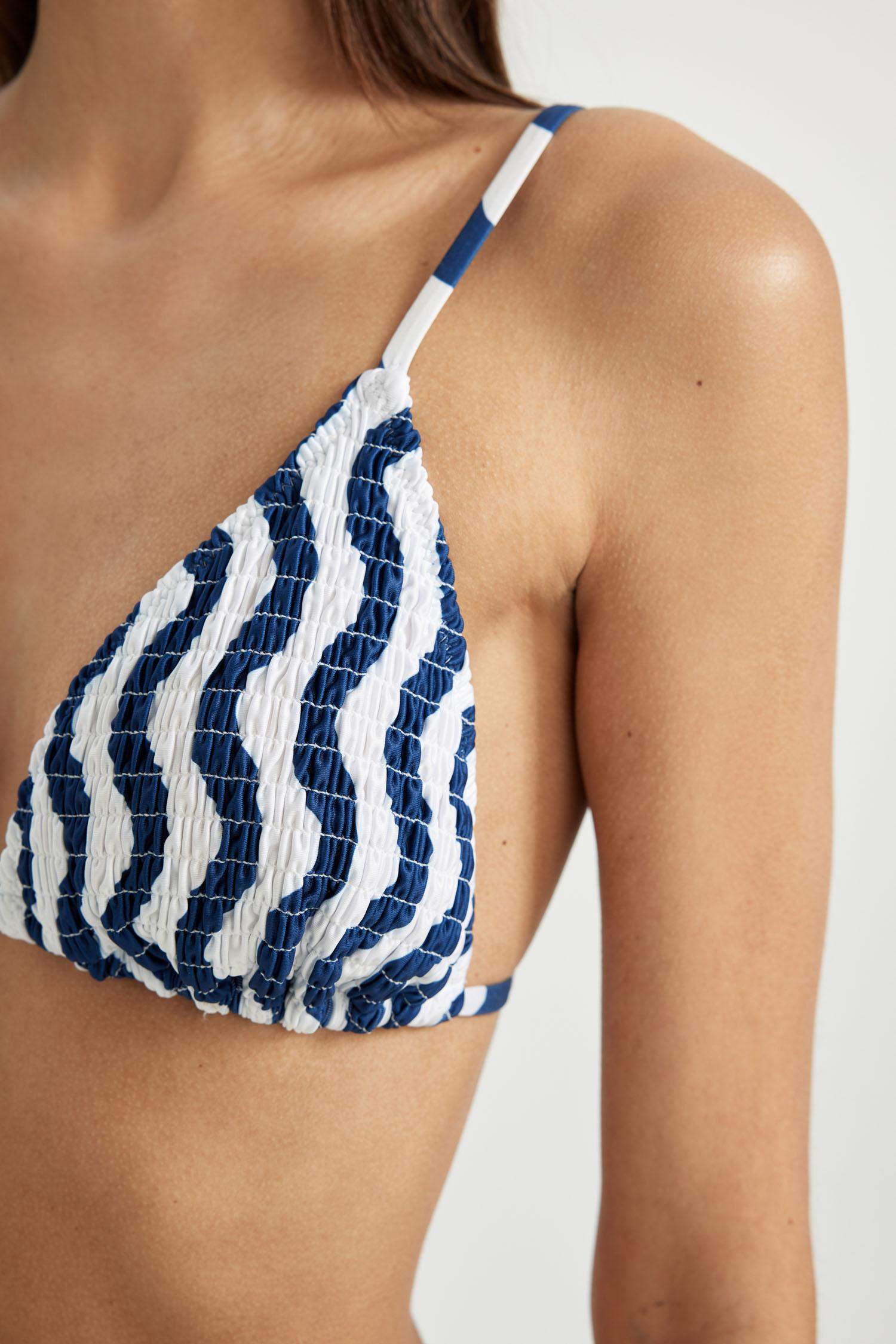 بكيني توب مخطط قصة عادية من Fall in Love