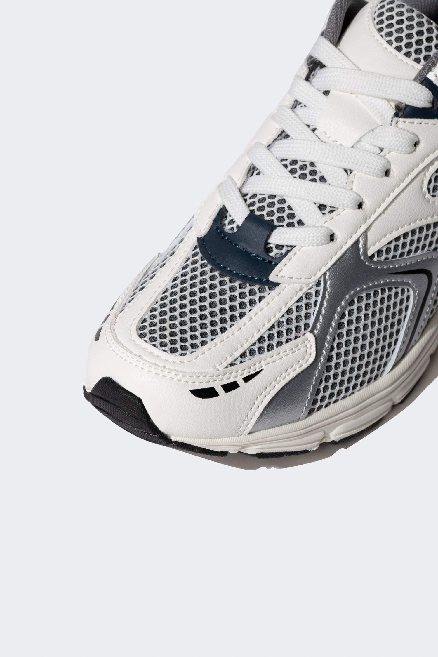 Кроссовки из искусственной кожи для женщин