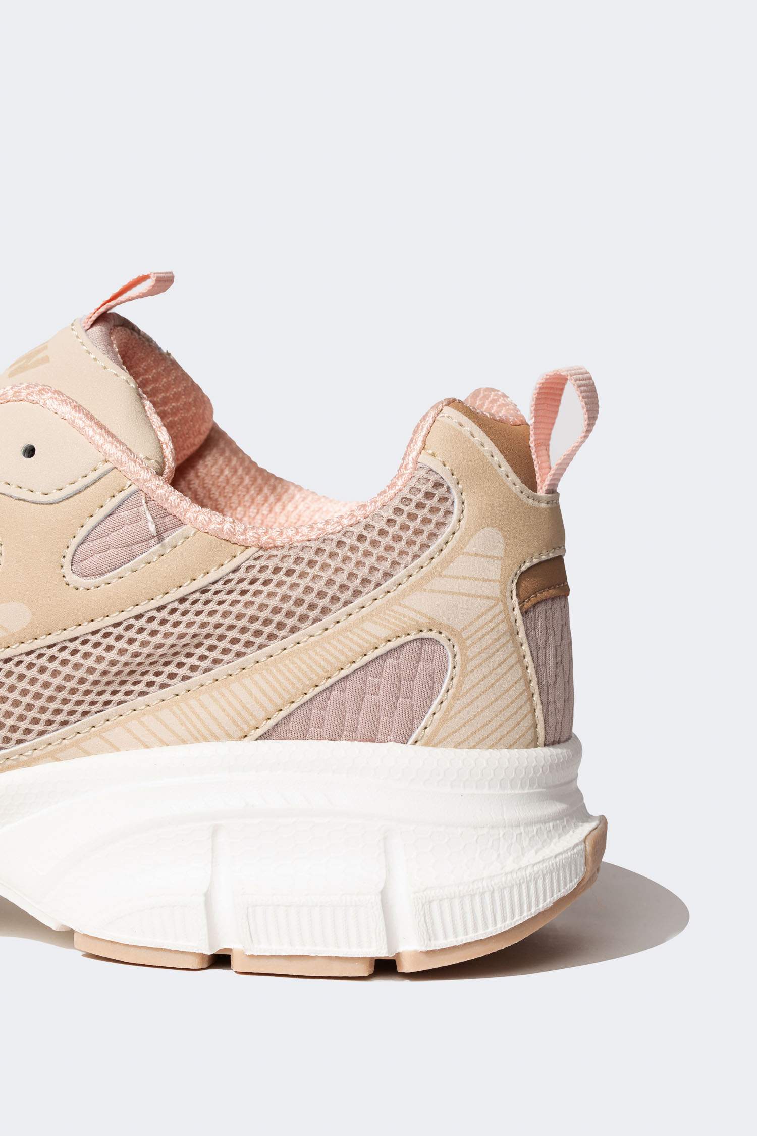 Әйелдерге спорт аяқ киім