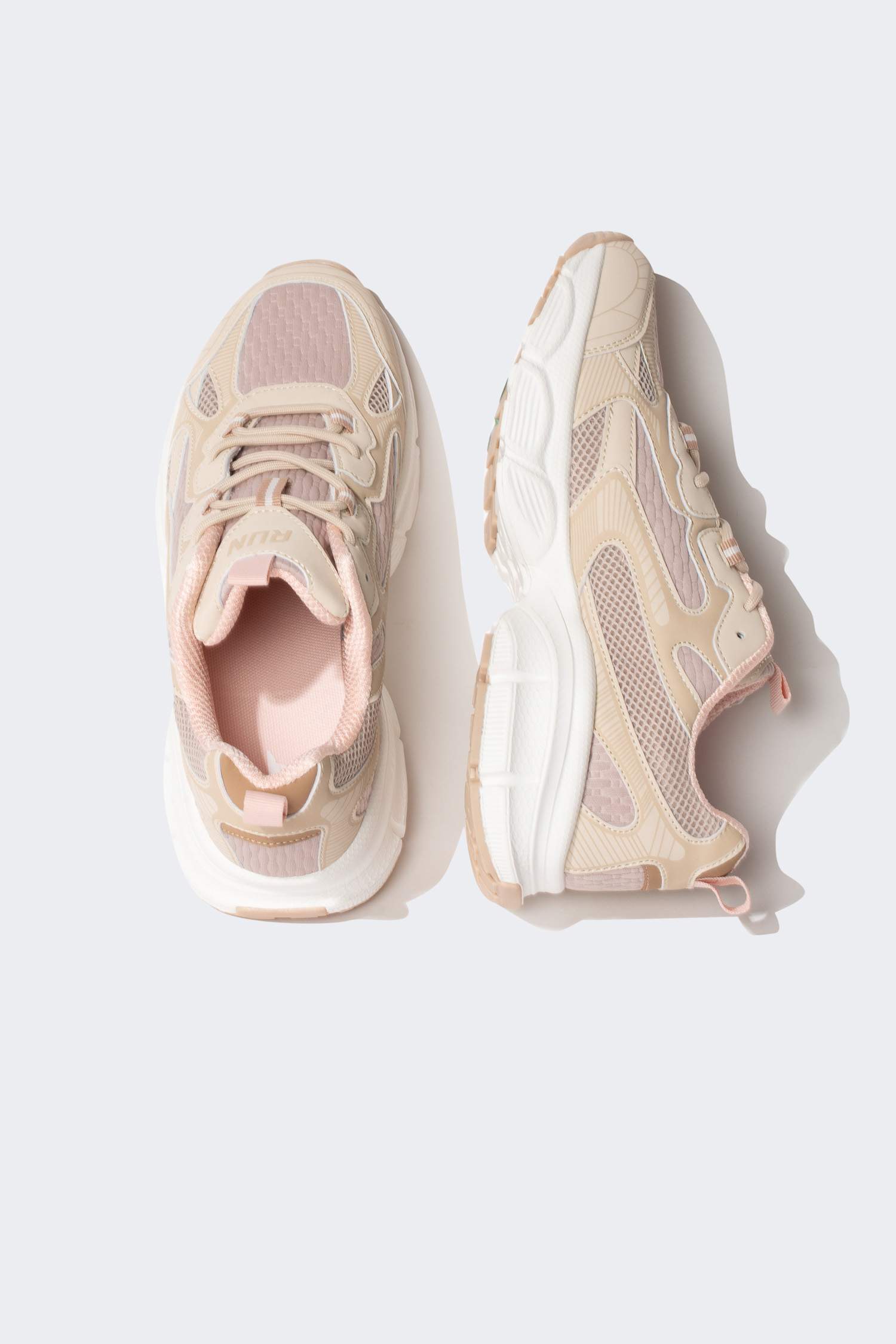 Әйелдерге спорт аяқ киім