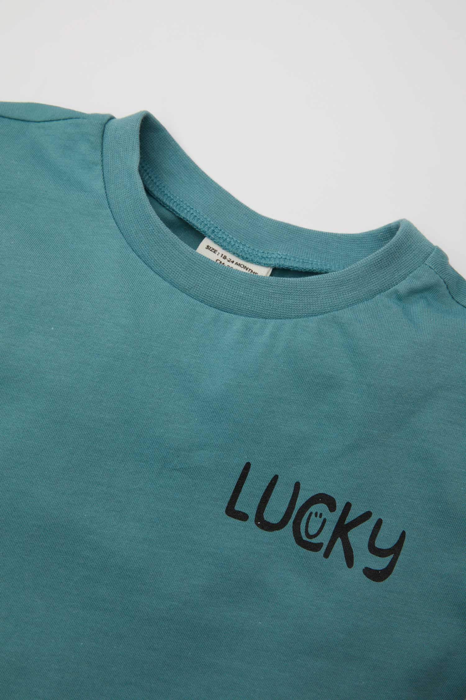 تيشيرت ولادي نص كم بطبعة شعار قصة عادية