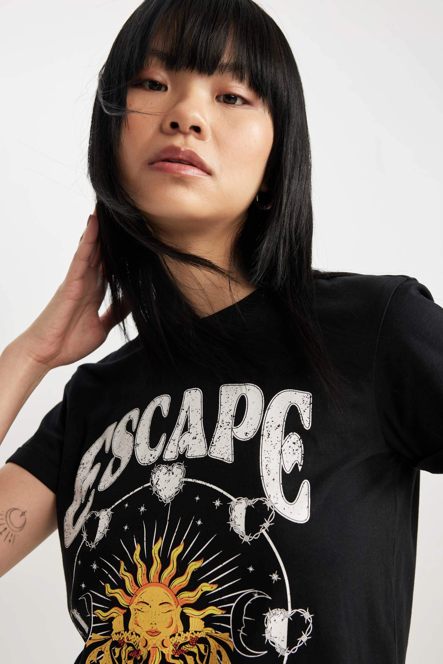 تيشيرت سليم فيت نص ردن ريبانا