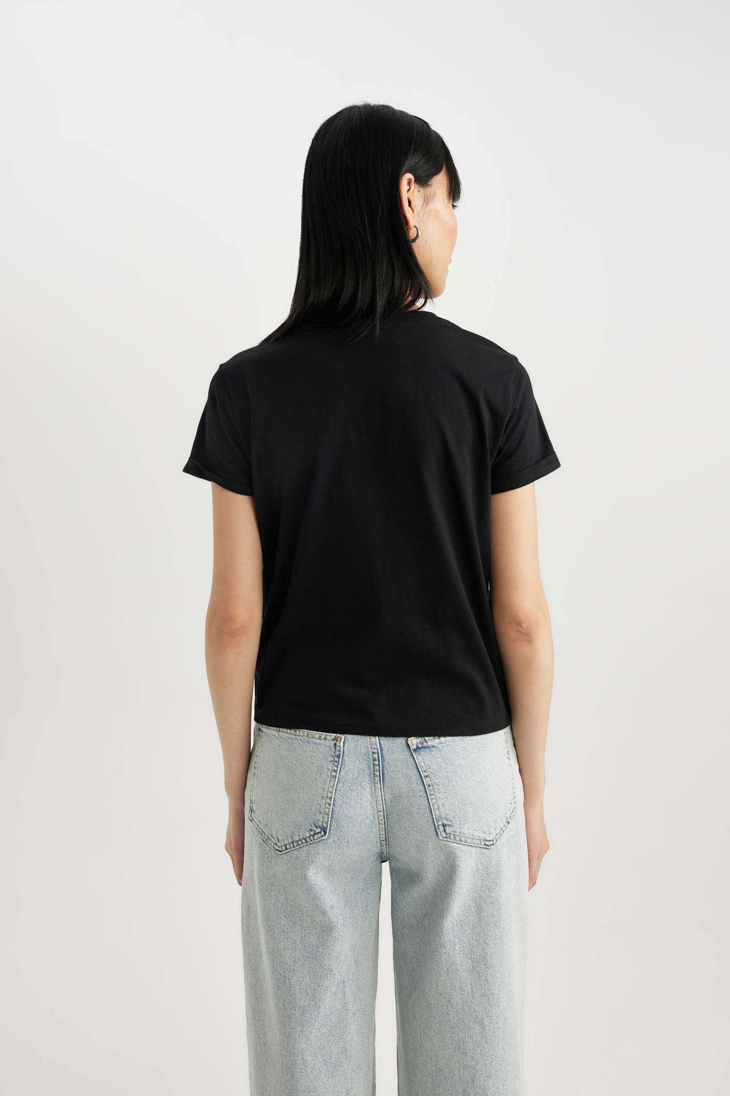 تيشيرت سليم فيت نص ردن ريبانا