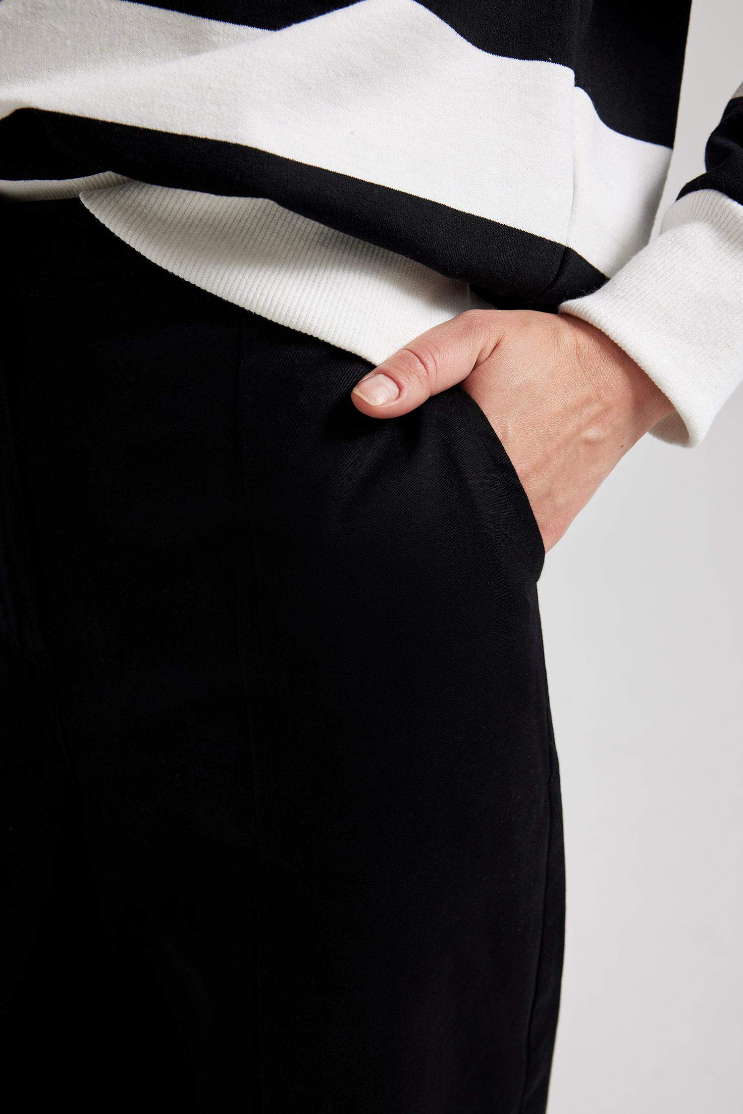 Beli Paçası Lastikli Geniş Paça Jogger Pantolon