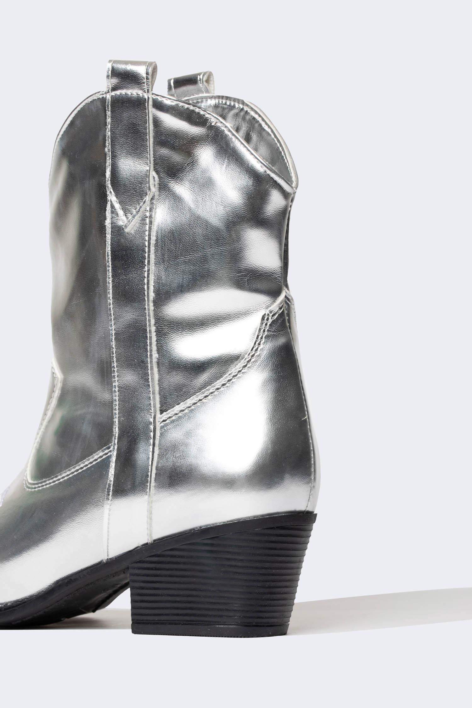 جزمة كاوبوي حريمي لامع بكعب عالي بسوسته