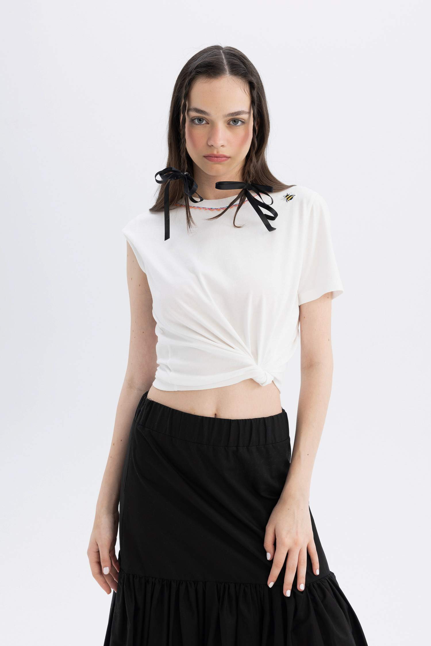 تيشيرت مطرز قصة عادية بياخة مستديرة من Lug Von Siga x DeFacto