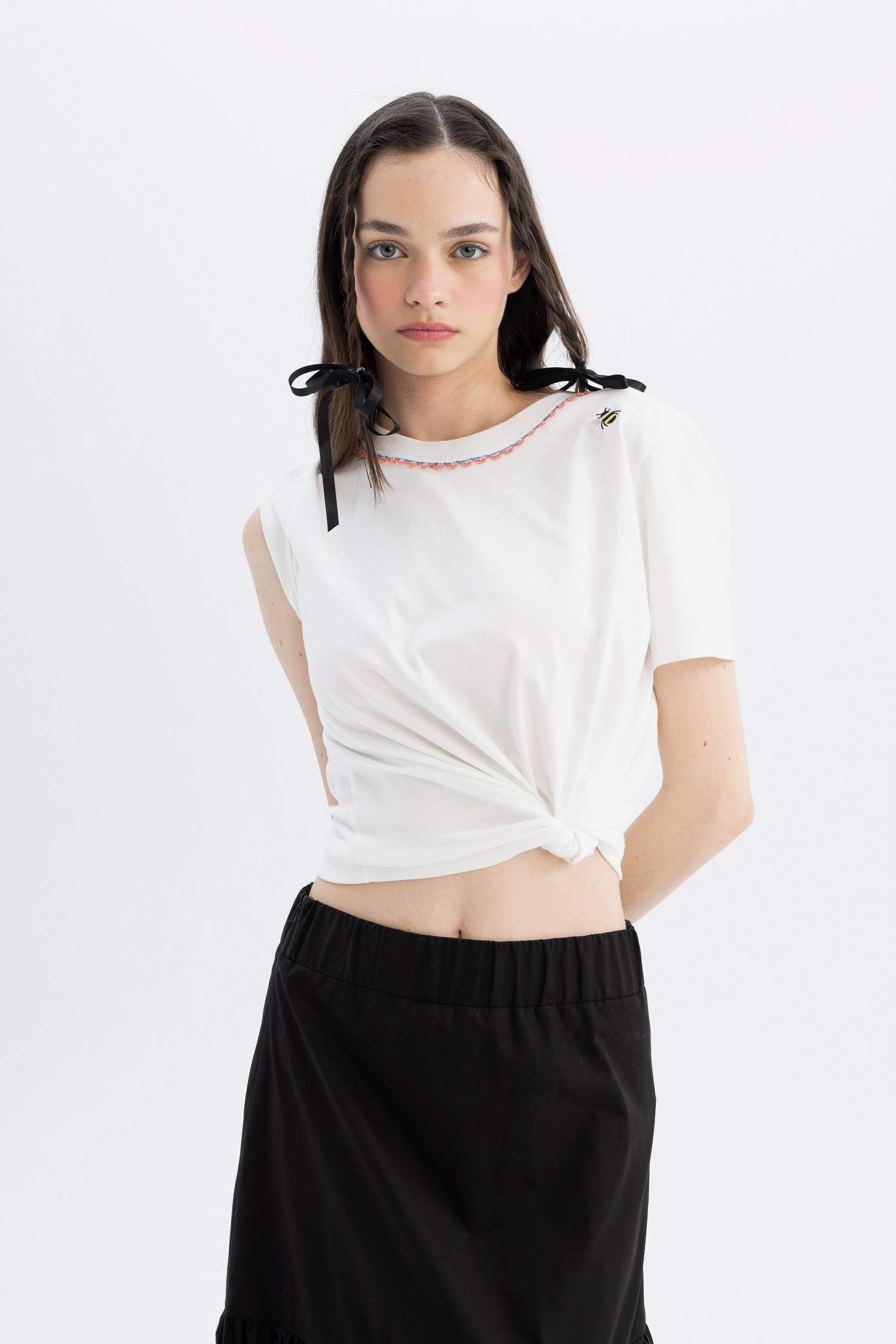 تيشيرت مطرز قصة عادية بياخة مستديرة من Lug Von Siga x DeFacto