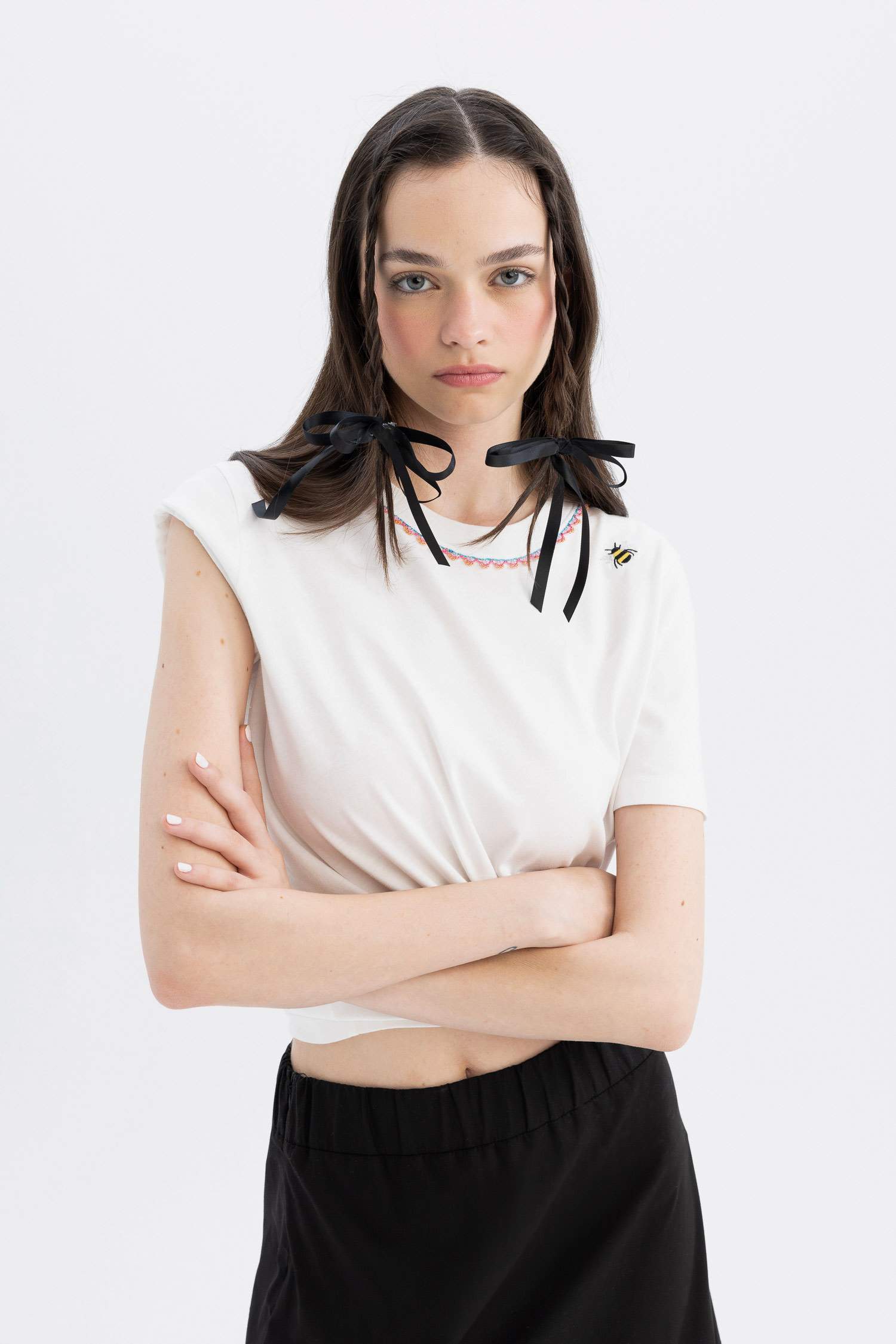 تيشيرت مطرز قصة عادية بياخة مستديرة من Lug Von Siga x DeFacto