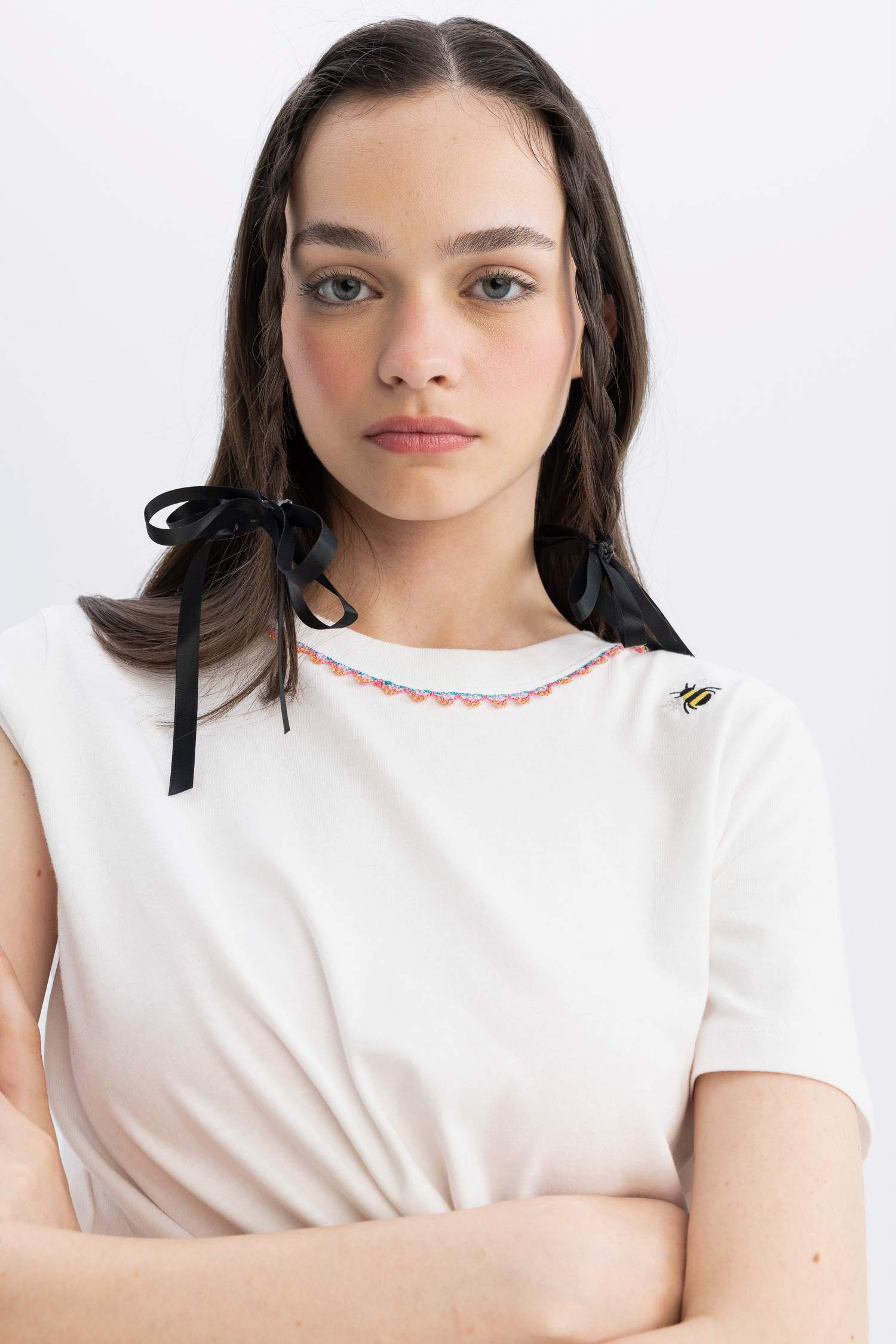 تيشيرت مطرز قصة عادية بياخة مستديرة من Lug Von Siga x DeFacto