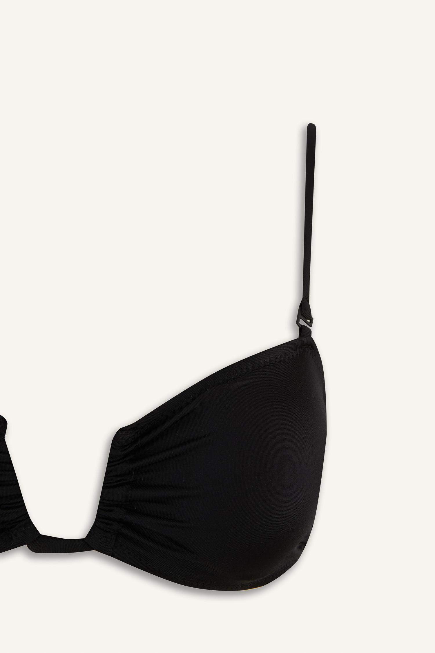 بكيني توب قصة عادية من Fall In Love