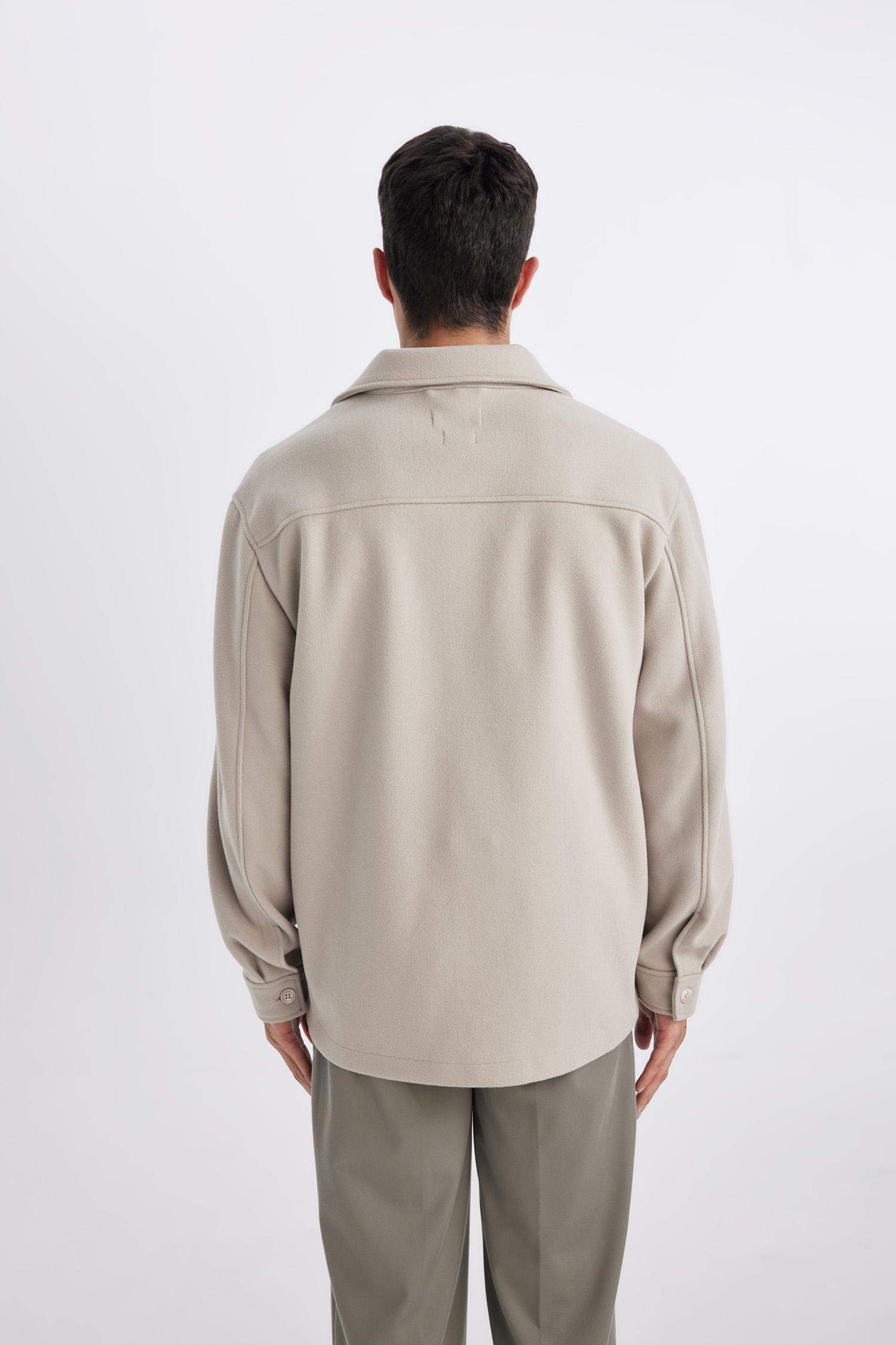 قميص قصة مريحة بياخة بولو بجيب ذو مظهر صوفي