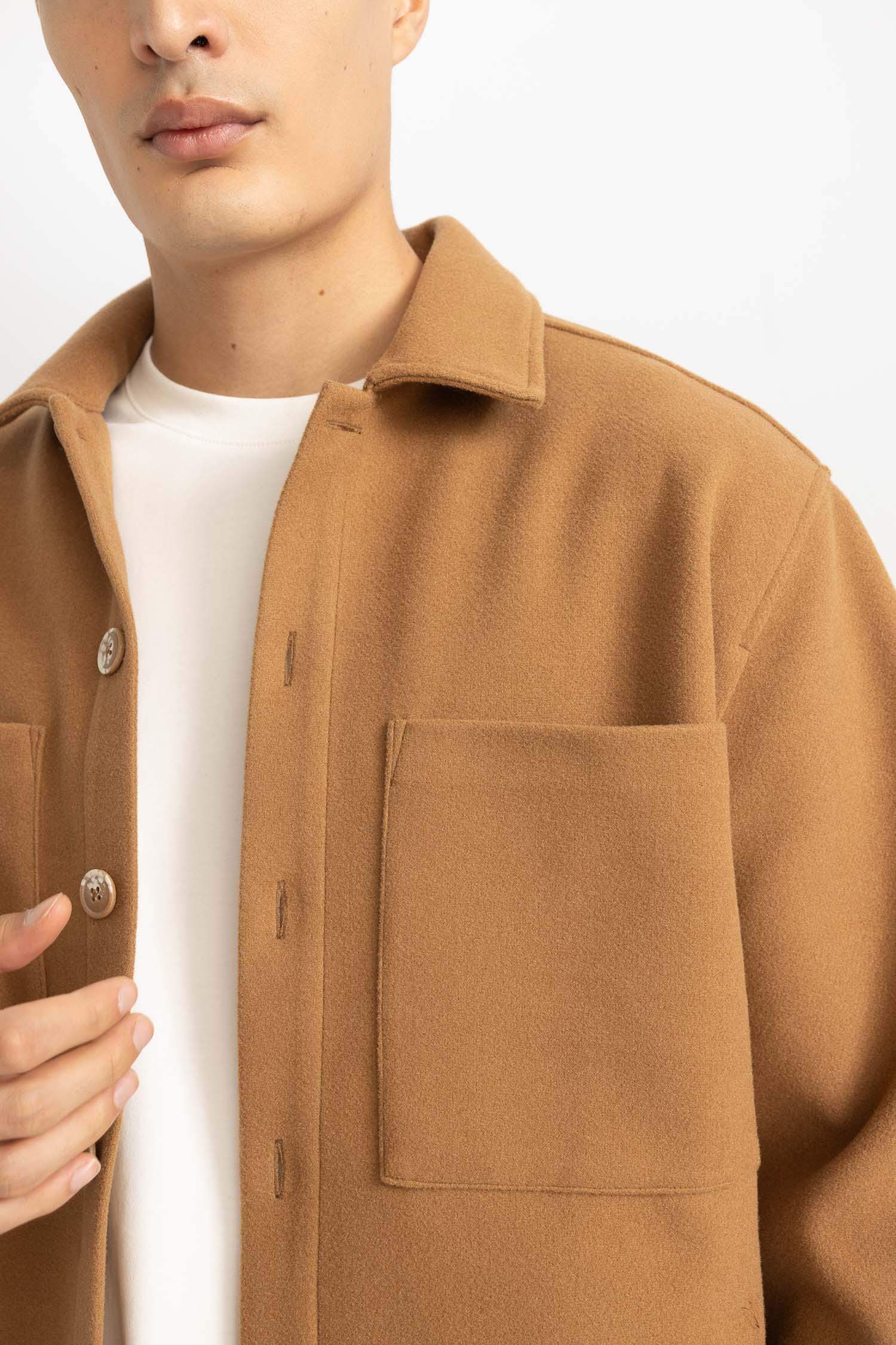 قميص قصة مريحة بياخة بولو بجيب ذو مظهر صوفي