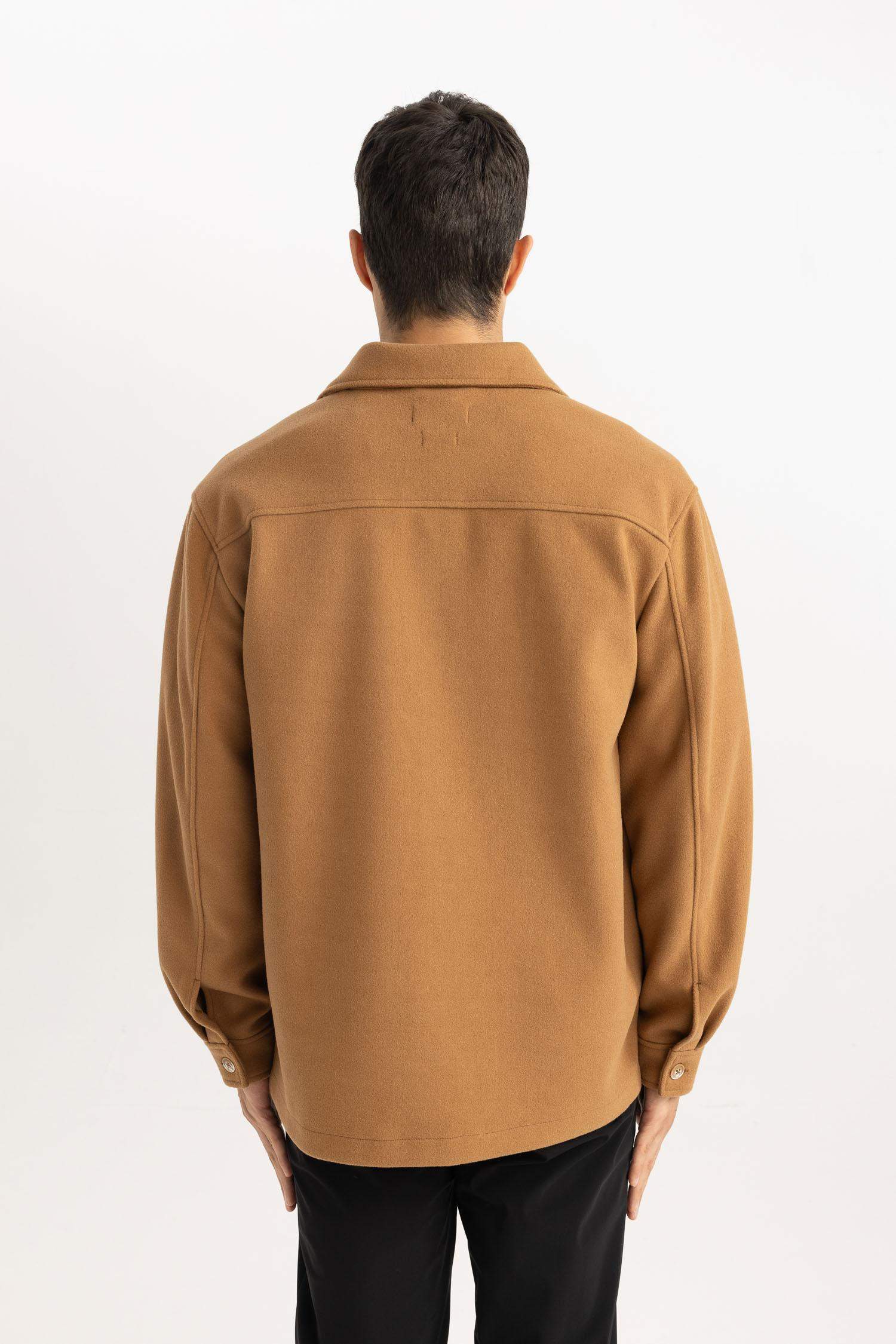 قميص قصة مريحة بياخة بولو بجيب ذو مظهر صوفي