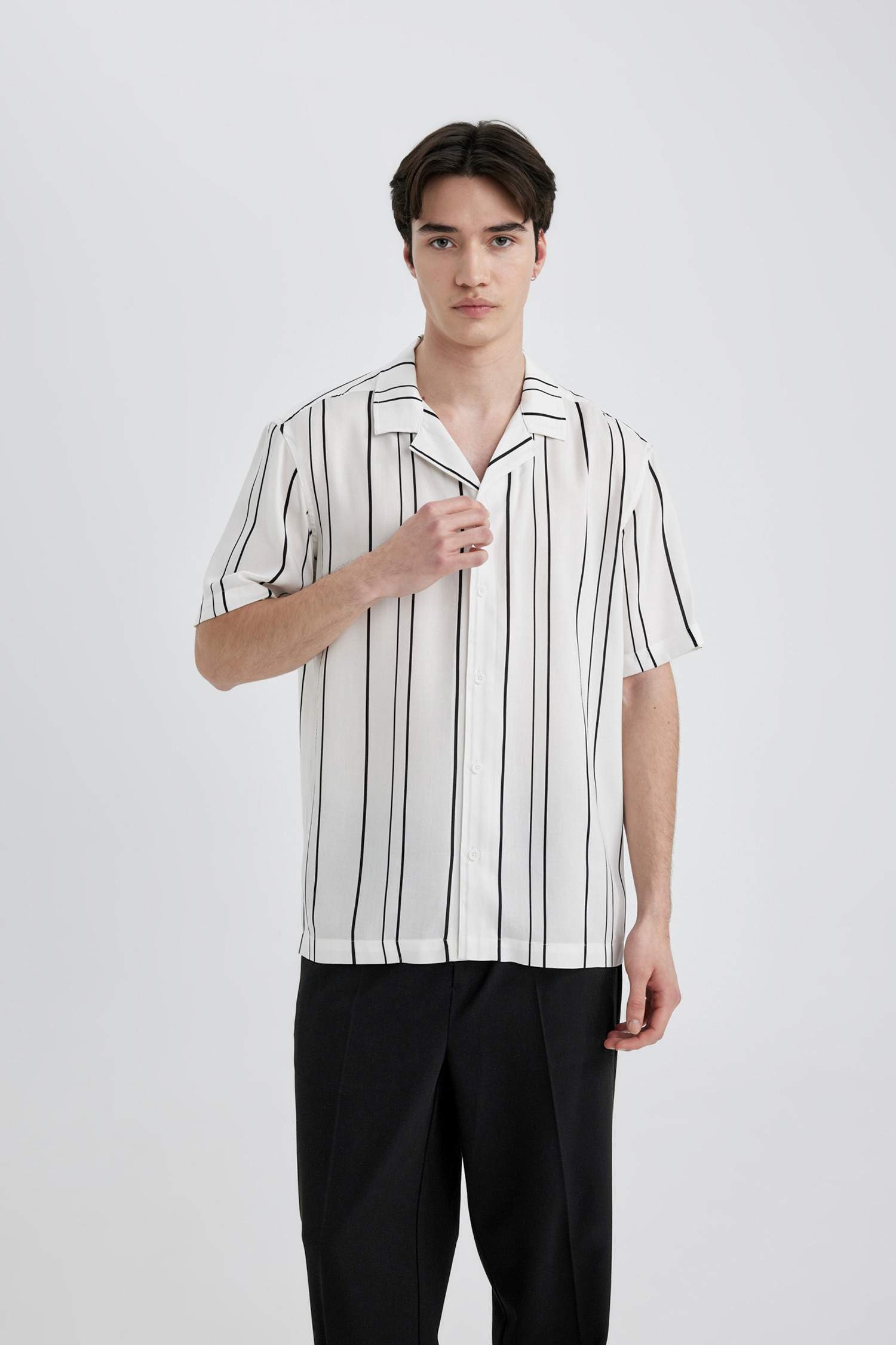 قميص مخطط قصة عادية بياقة عالية