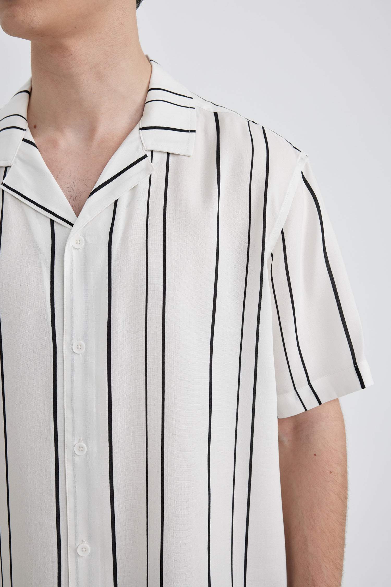 قميص مخطط قصة عادية بياقة عالية