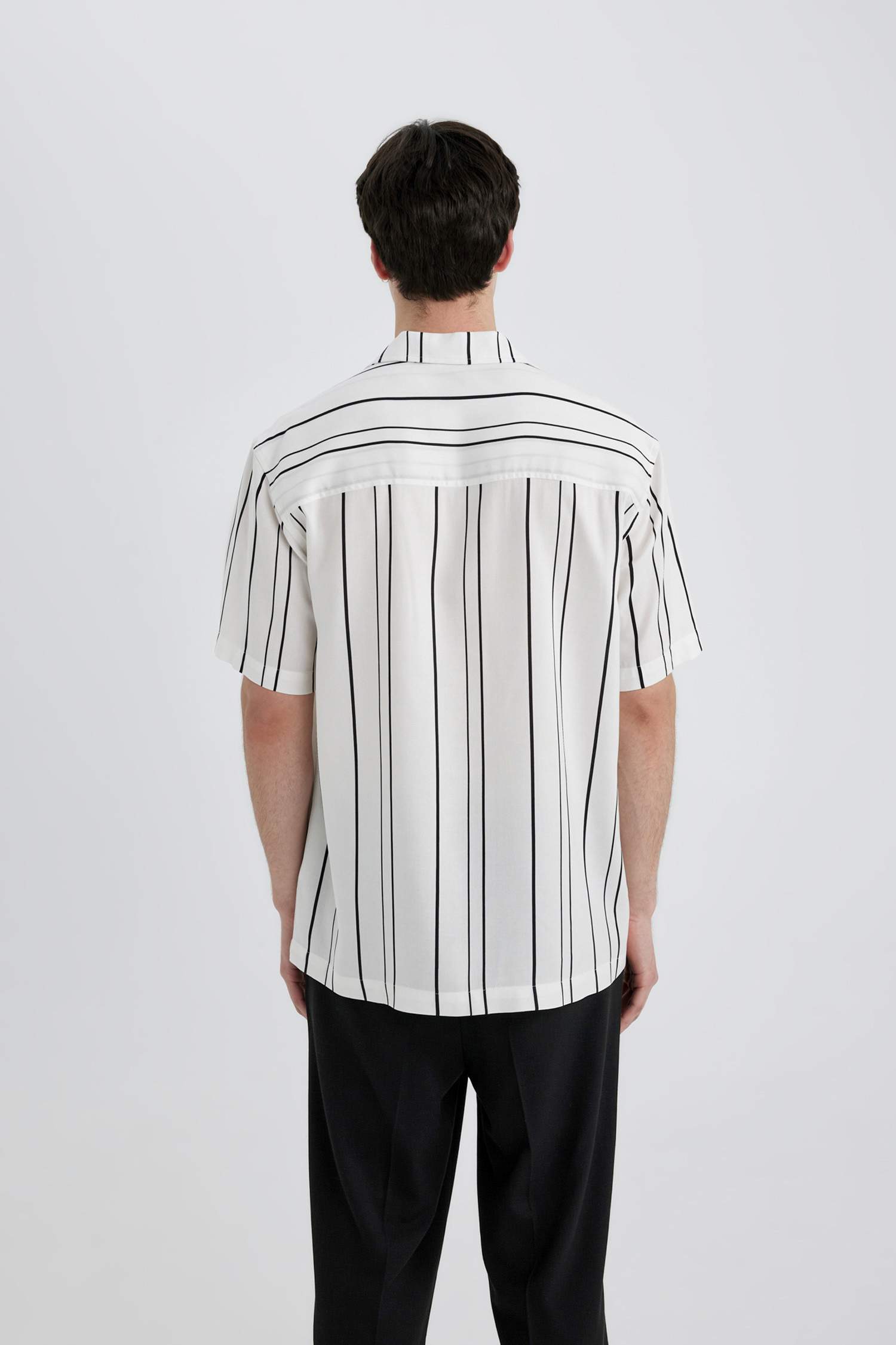 قميص مخطط قصة عادية بياقة عالية