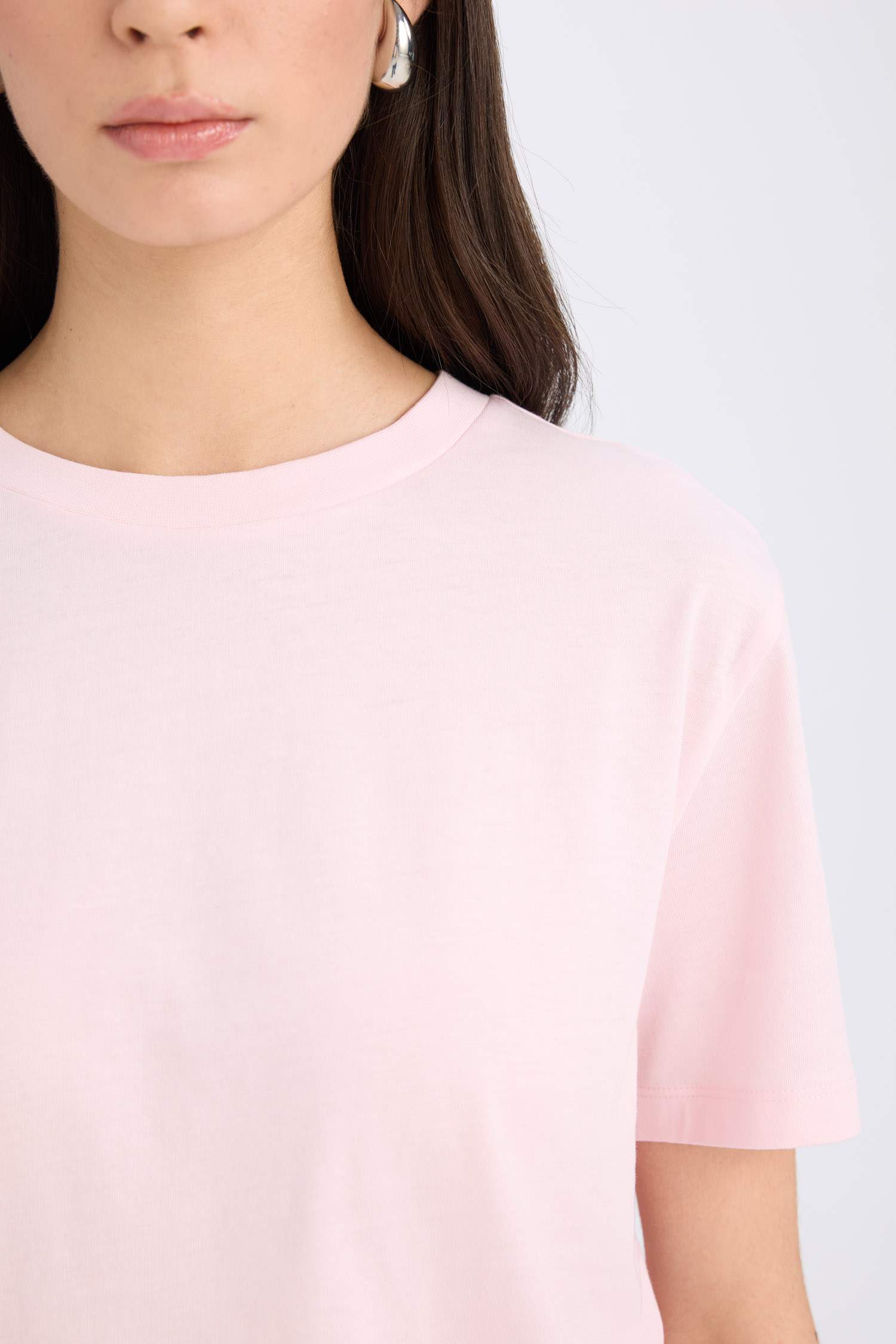 Базовая футболка regular fit с круглым вырезом и короткими рукавами