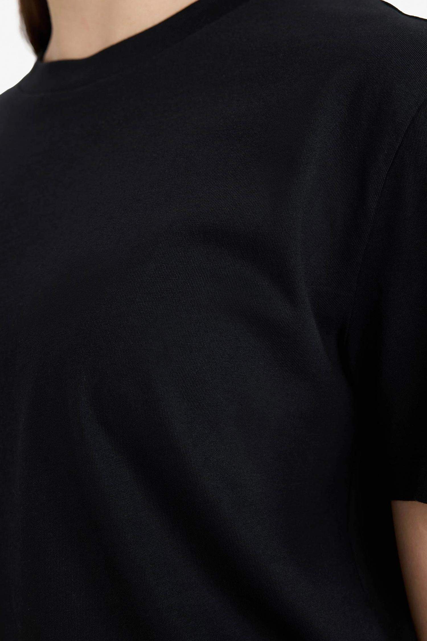 Регулярный фит, круглый вырез, базовая однотонная футболка с коротким рукавом