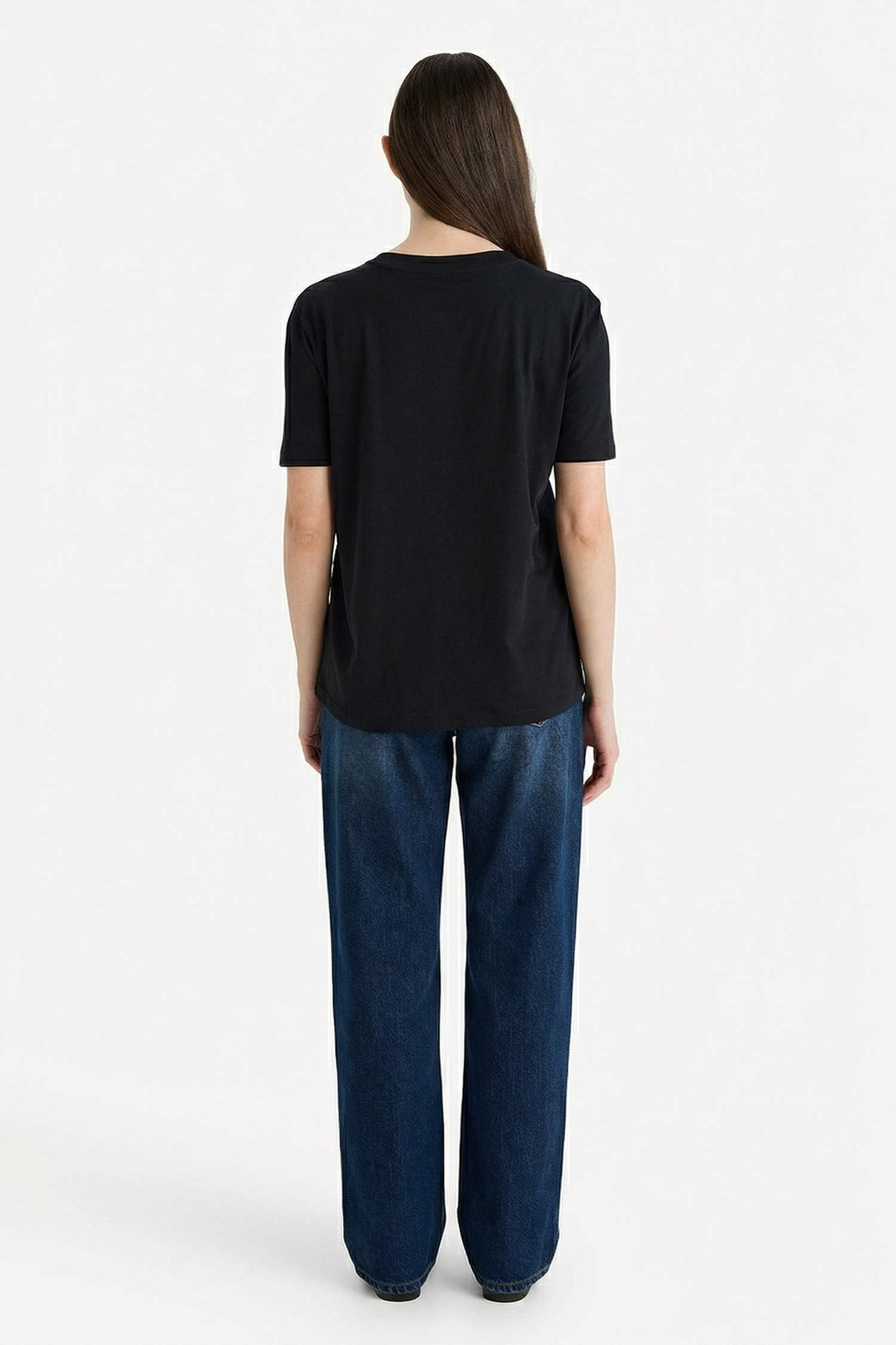 Регулярный фит, круглый вырез, базовая однотонная футболка с коротким рукавом