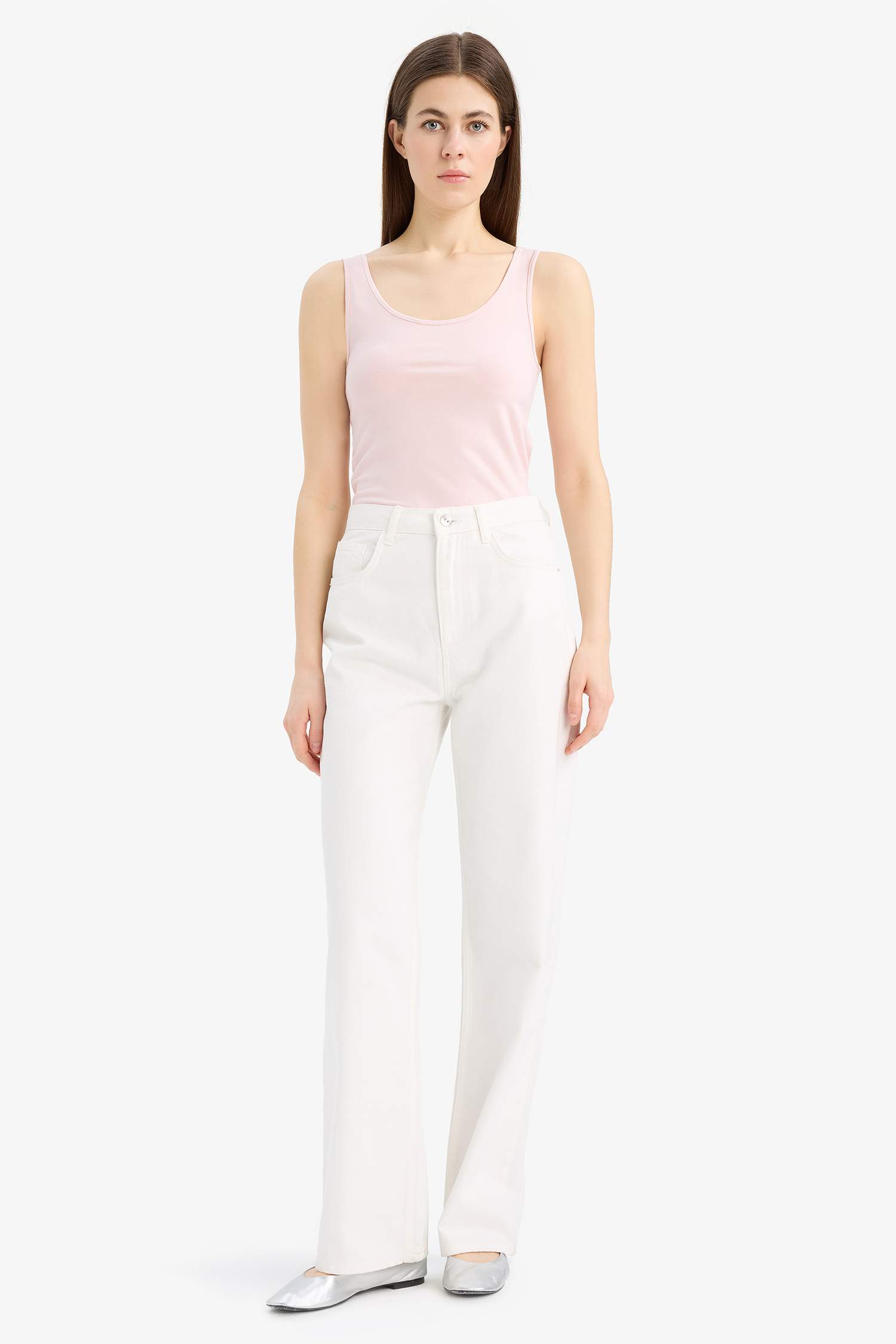 Приталенная базовая майка с круглым вырезом