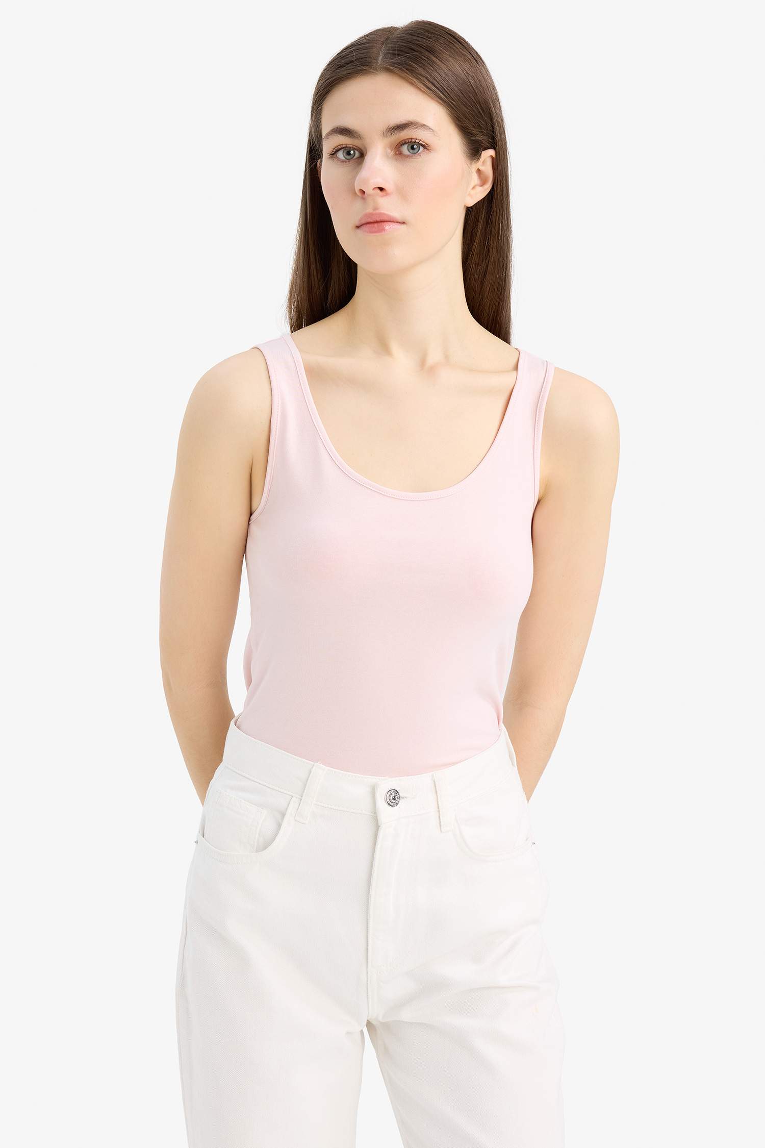 Приталенная базовая майка с круглым вырезом