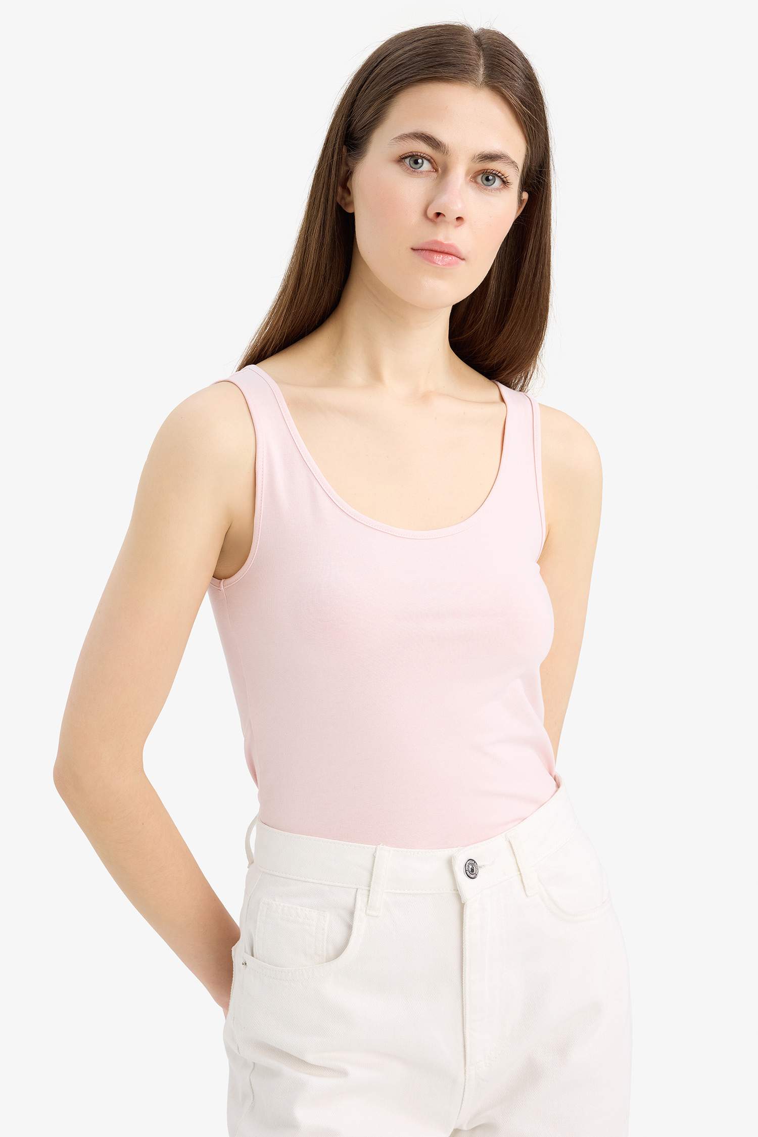 Приталенная базовая майка с круглым вырезом