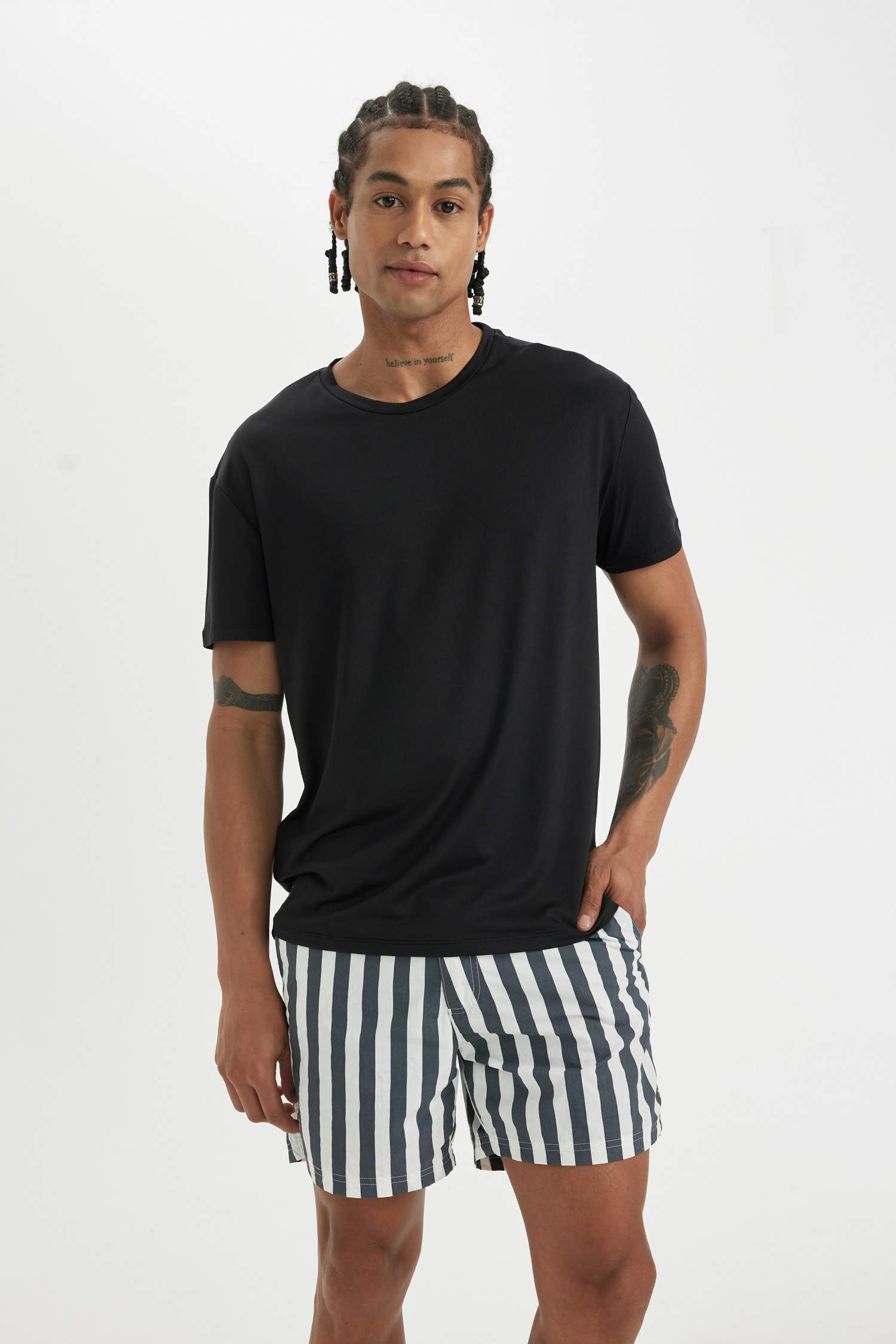 شورت بحر قصير مخطط ببطانة شبيكة