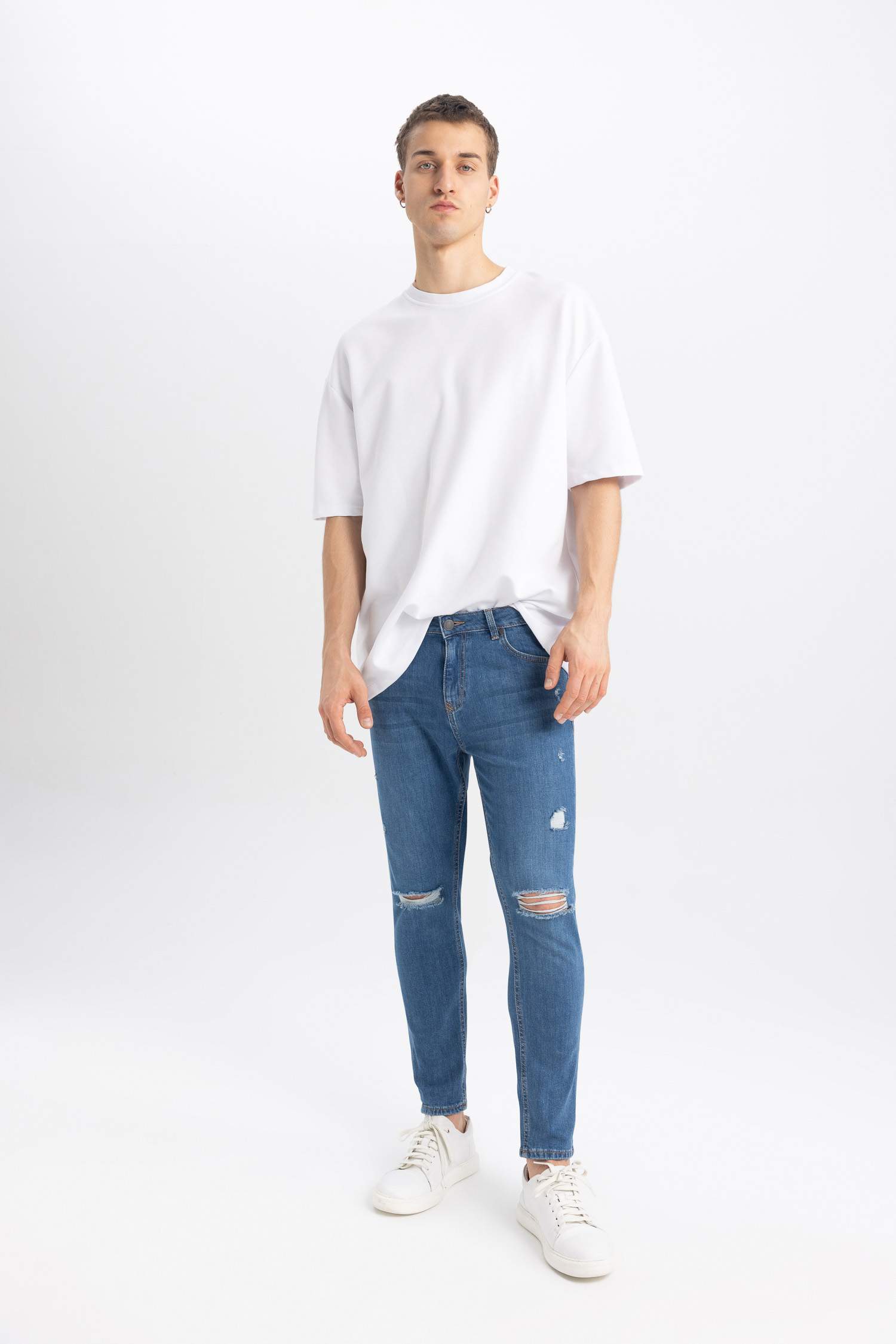 Carrot Fit Ripped Detailed Jeans
