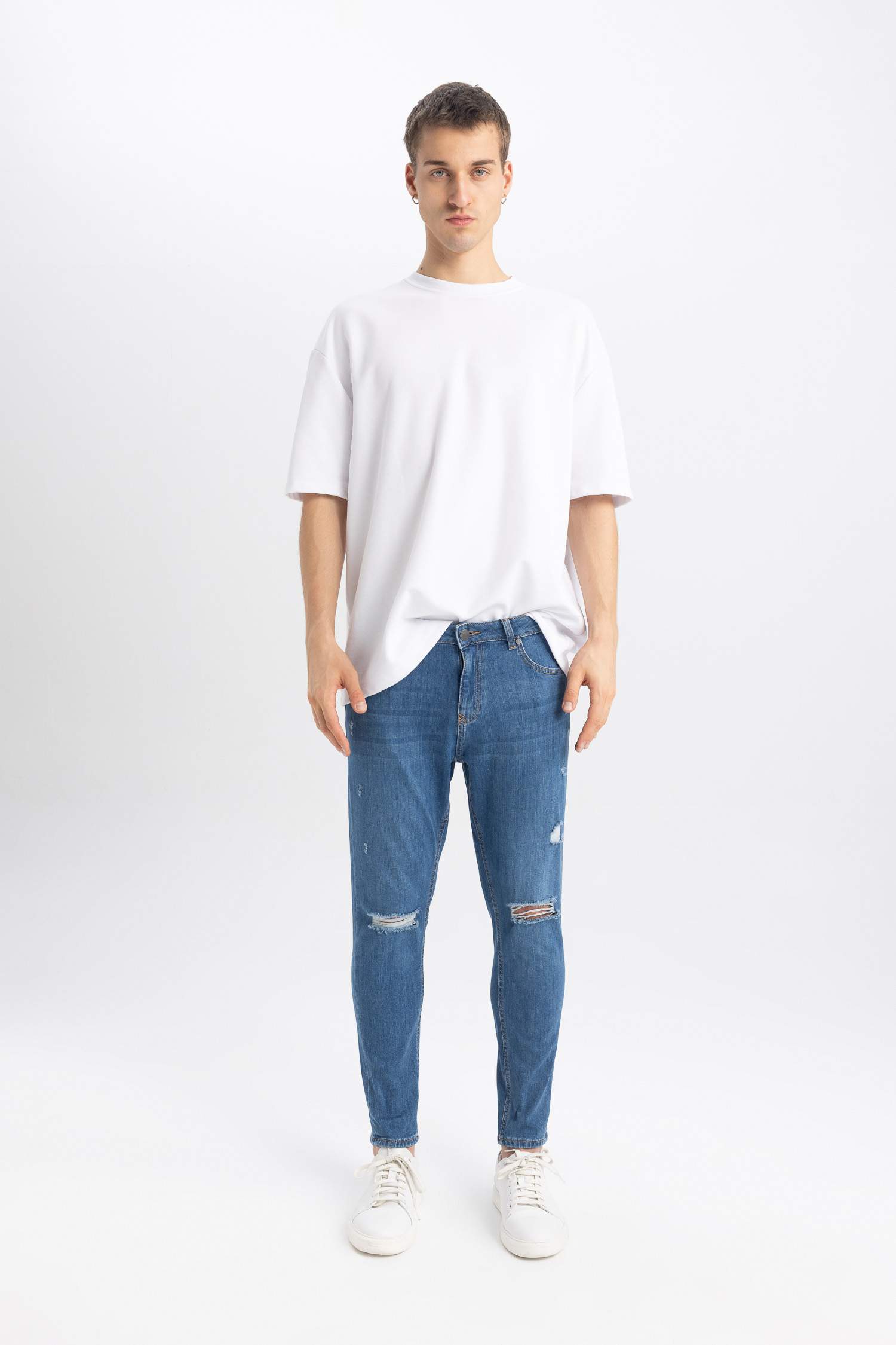 Carrot Fit Ripped Detailed Jeans