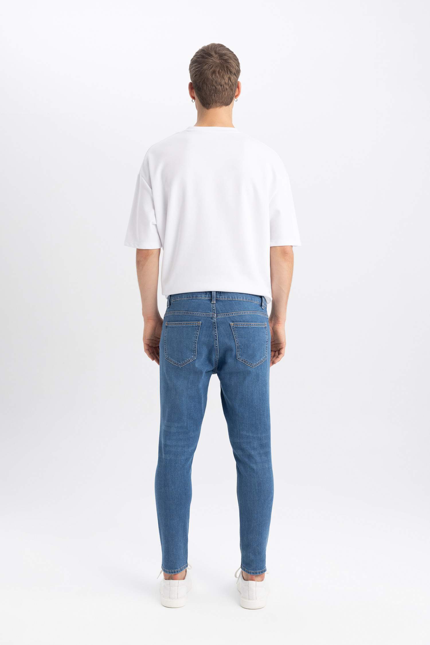 Carrot Fit Ripped Detailed Jeans