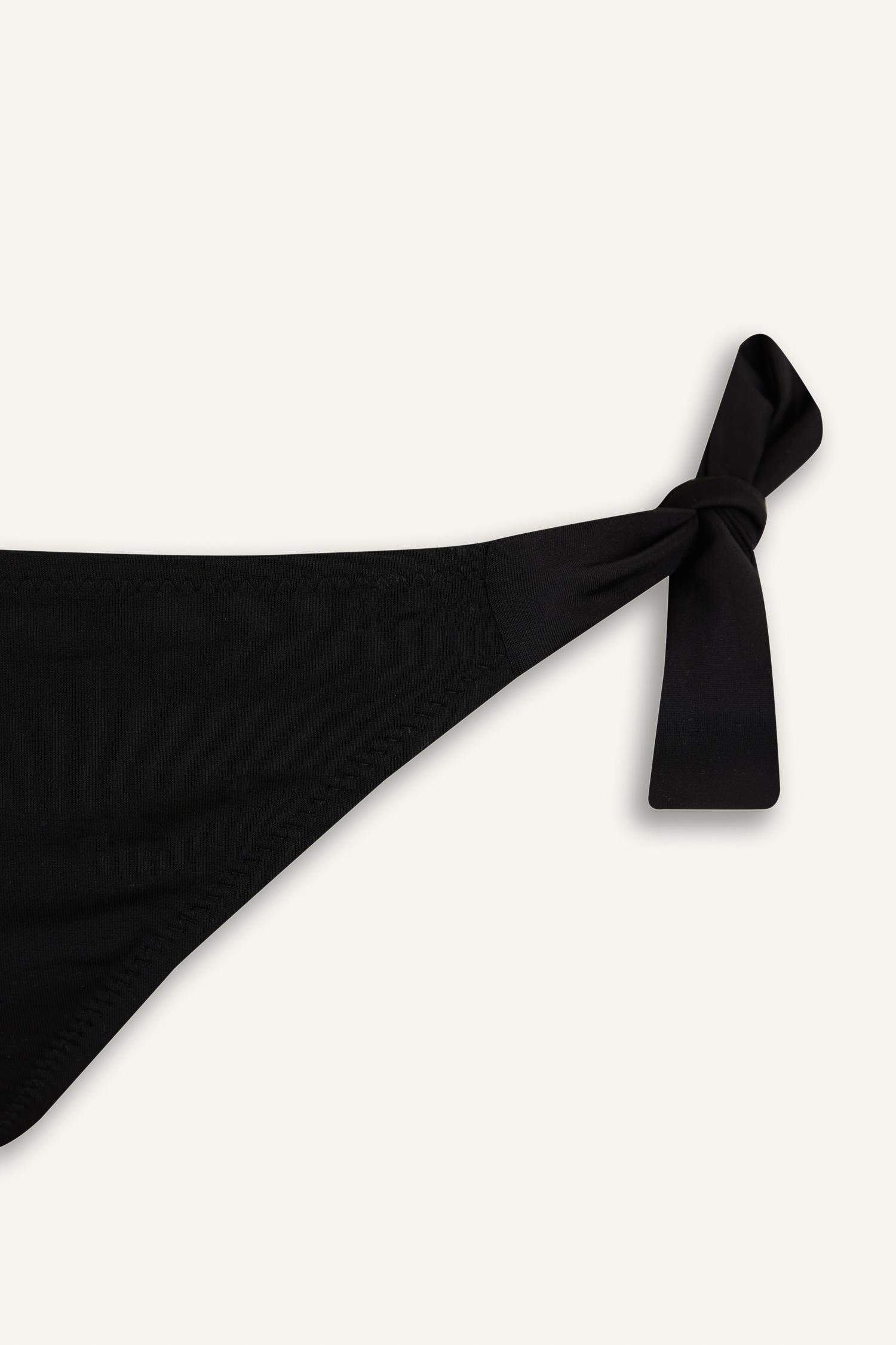 كلوت بكيني قصة عادية من Fall In Love