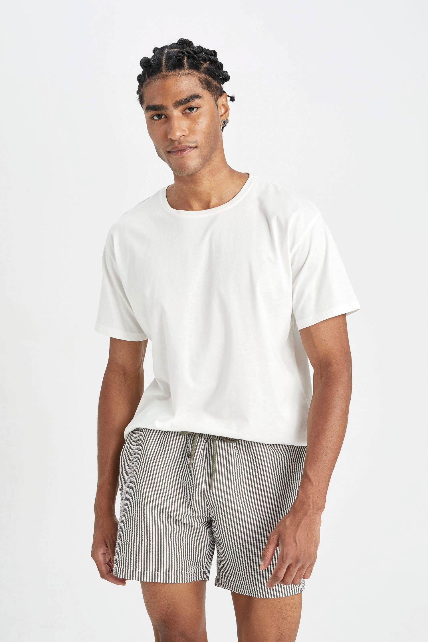 شورت بحر قصير مخطط