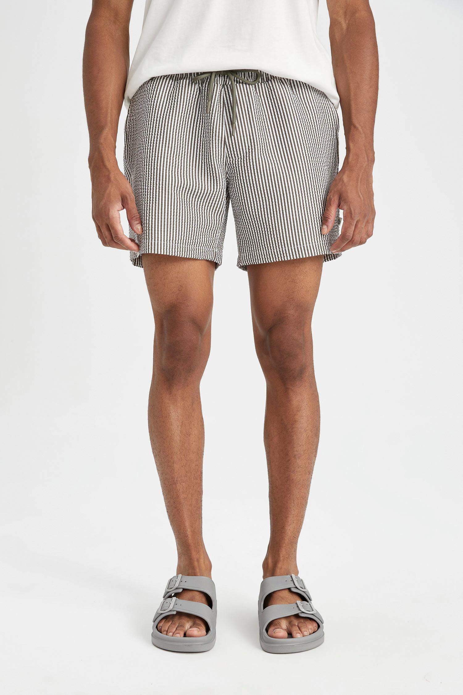 شورت بحر قصير مخطط