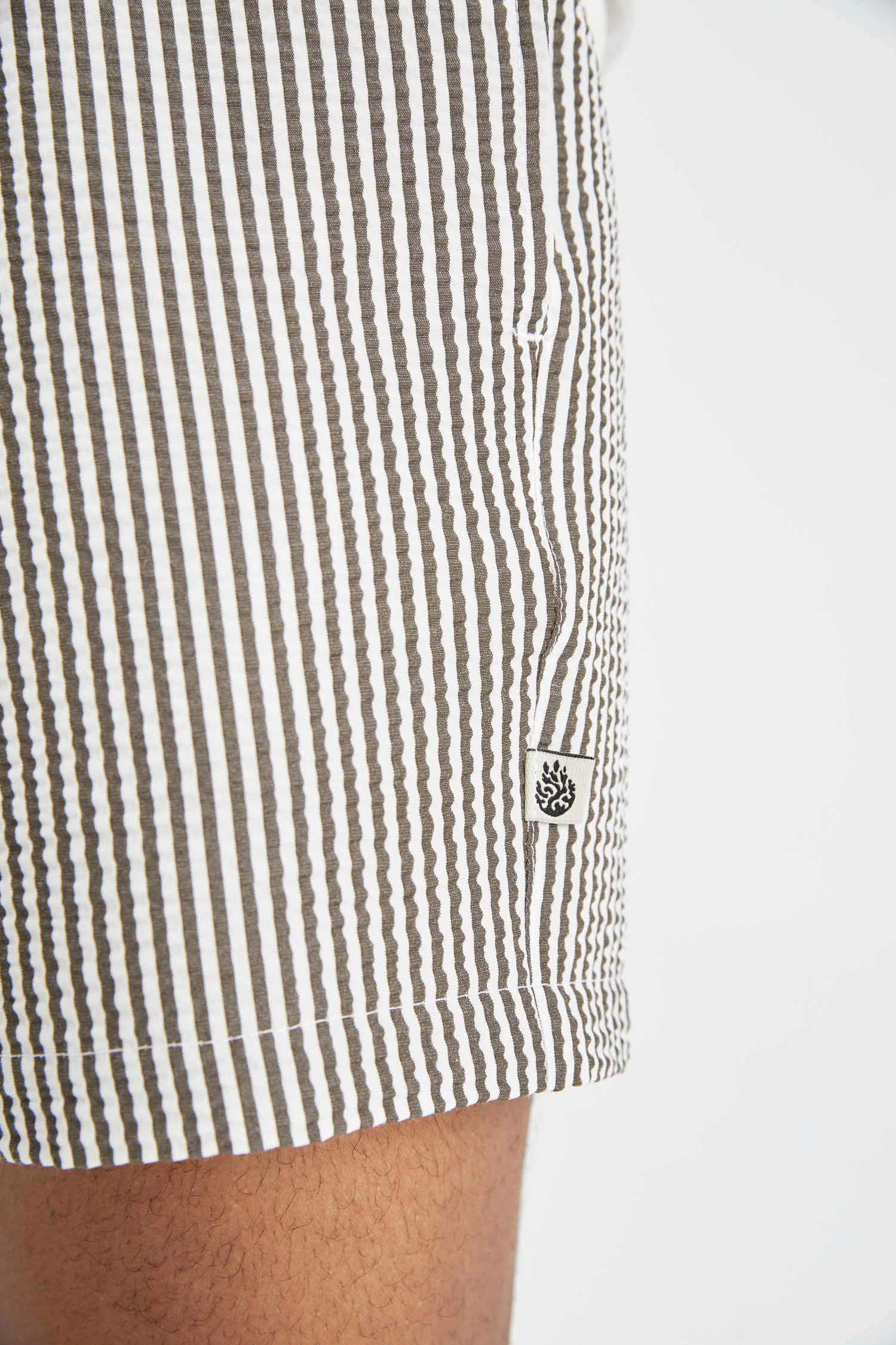 شورت بحر قصير مخطط