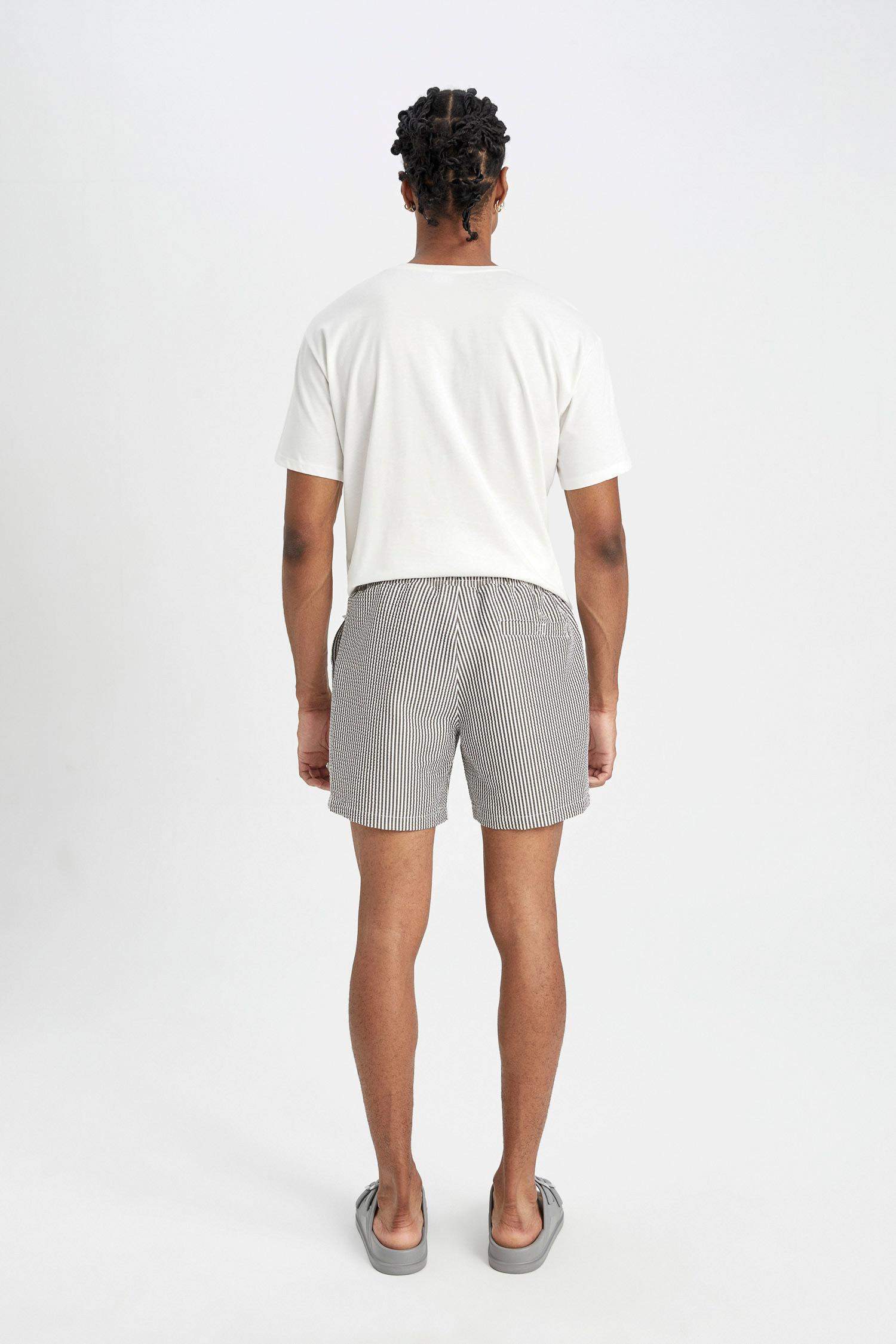 شورت بحر قصير مخطط