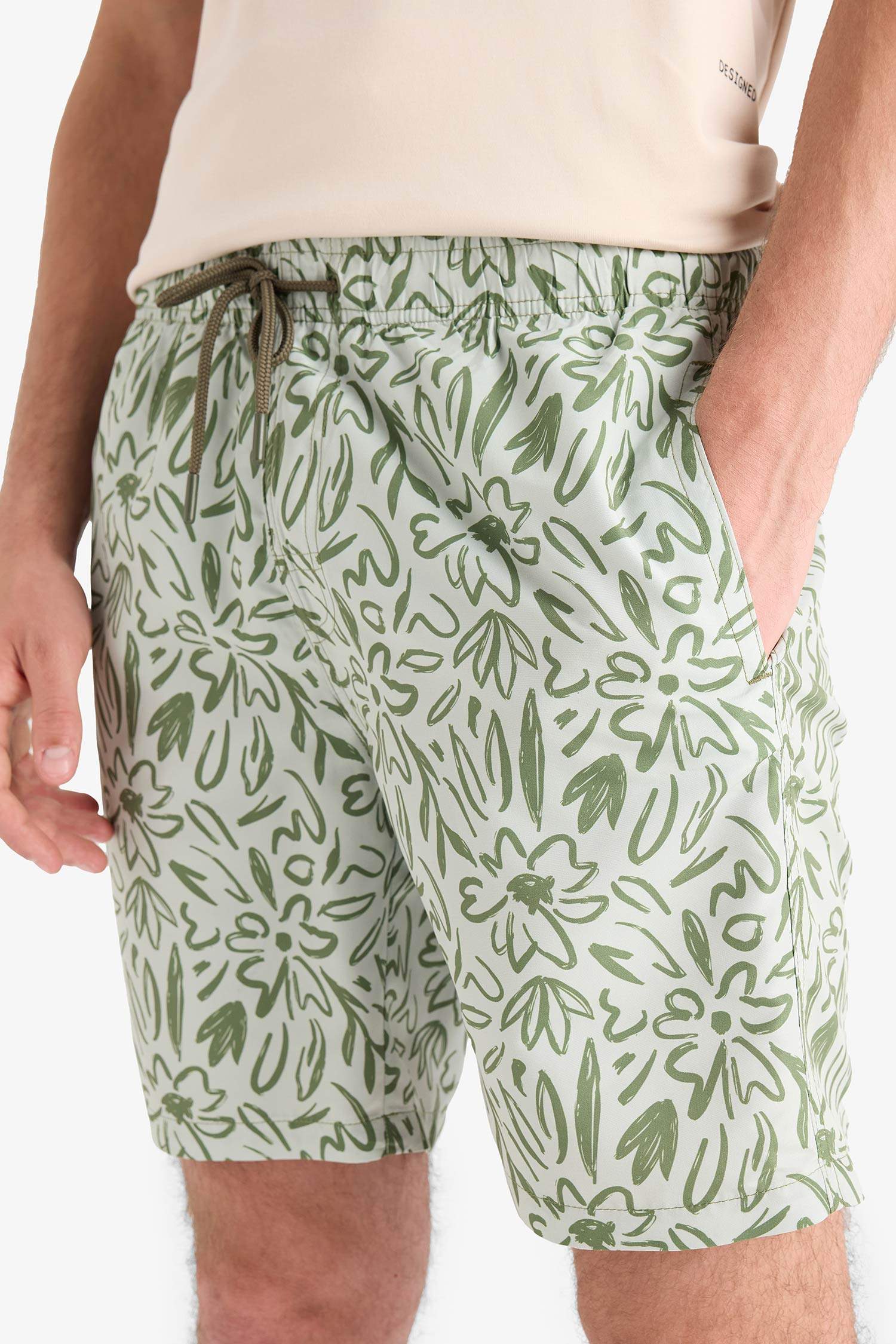 Пляжные шорты с узором и сеточной подкладкой короткой длины