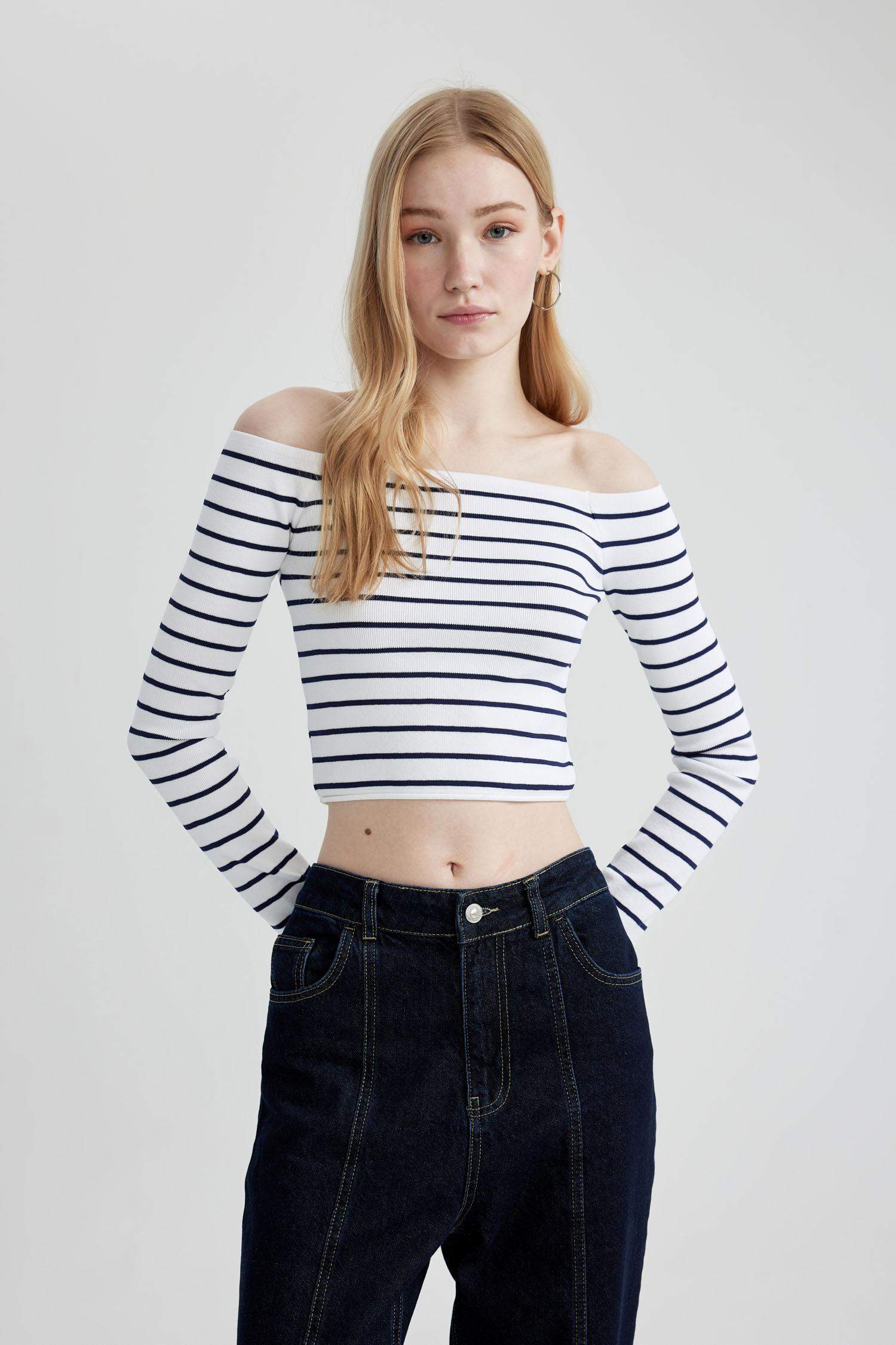 بلوز مخطط سليم فيت بكتف مفتوح