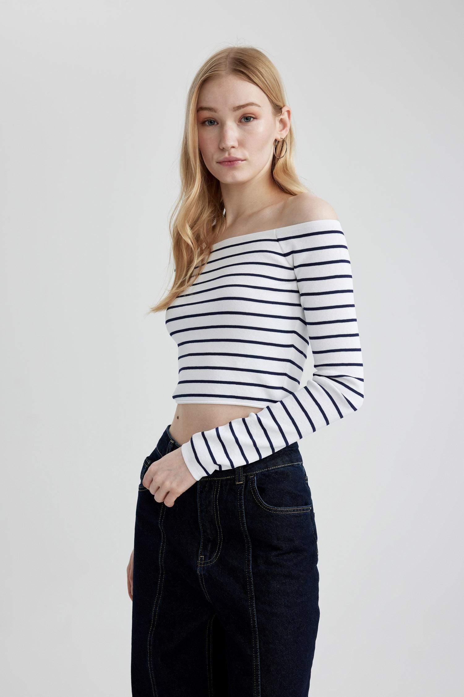 بلوز مخطط سليم فيت بكتف مفتوح