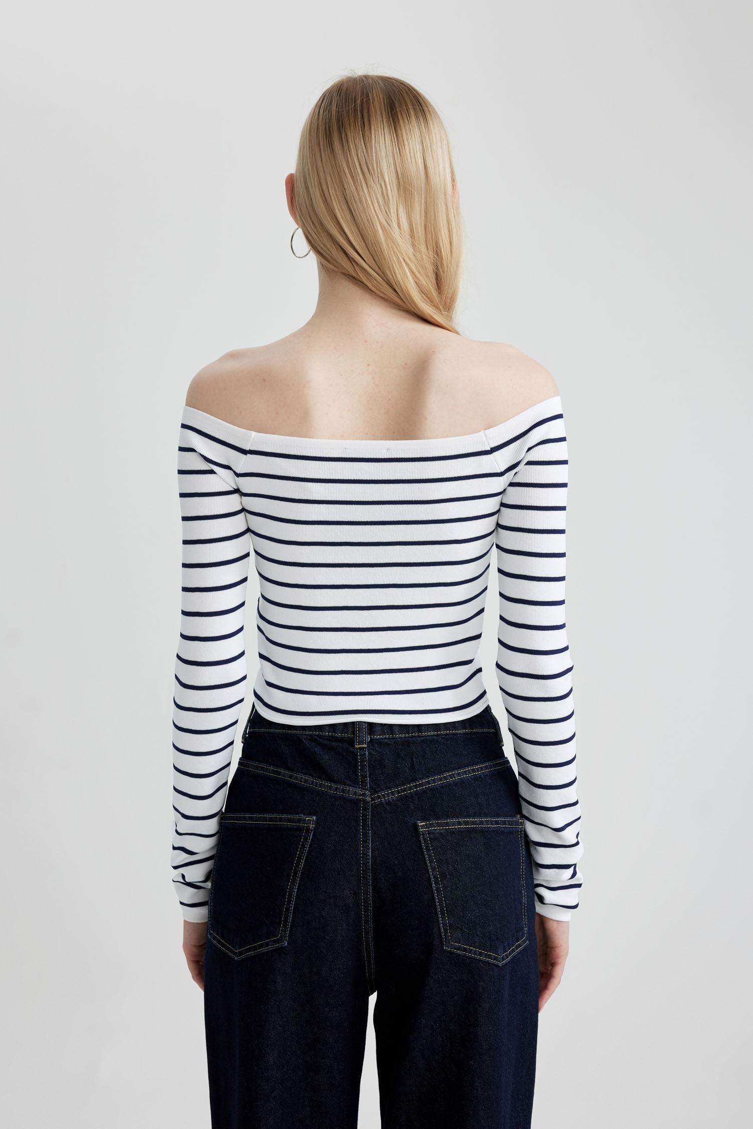 بلوز مخطط سليم فيت بكتف مفتوح