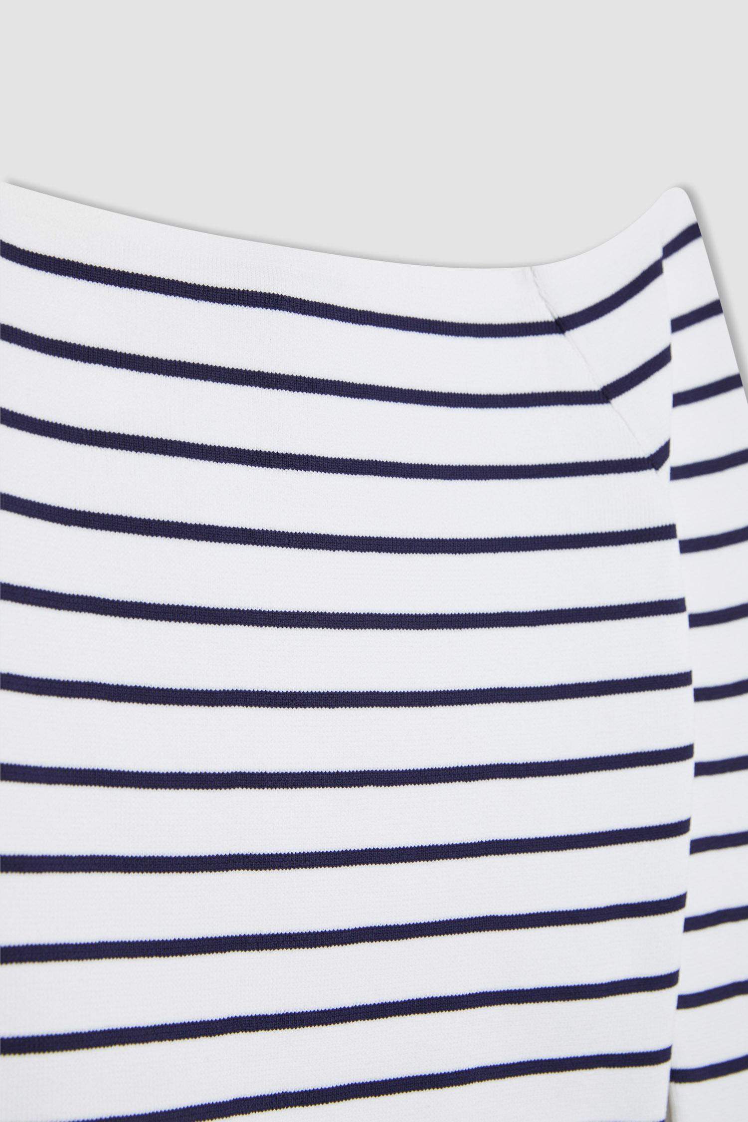 بلوز مخطط سليم فيت بكتف مفتوح