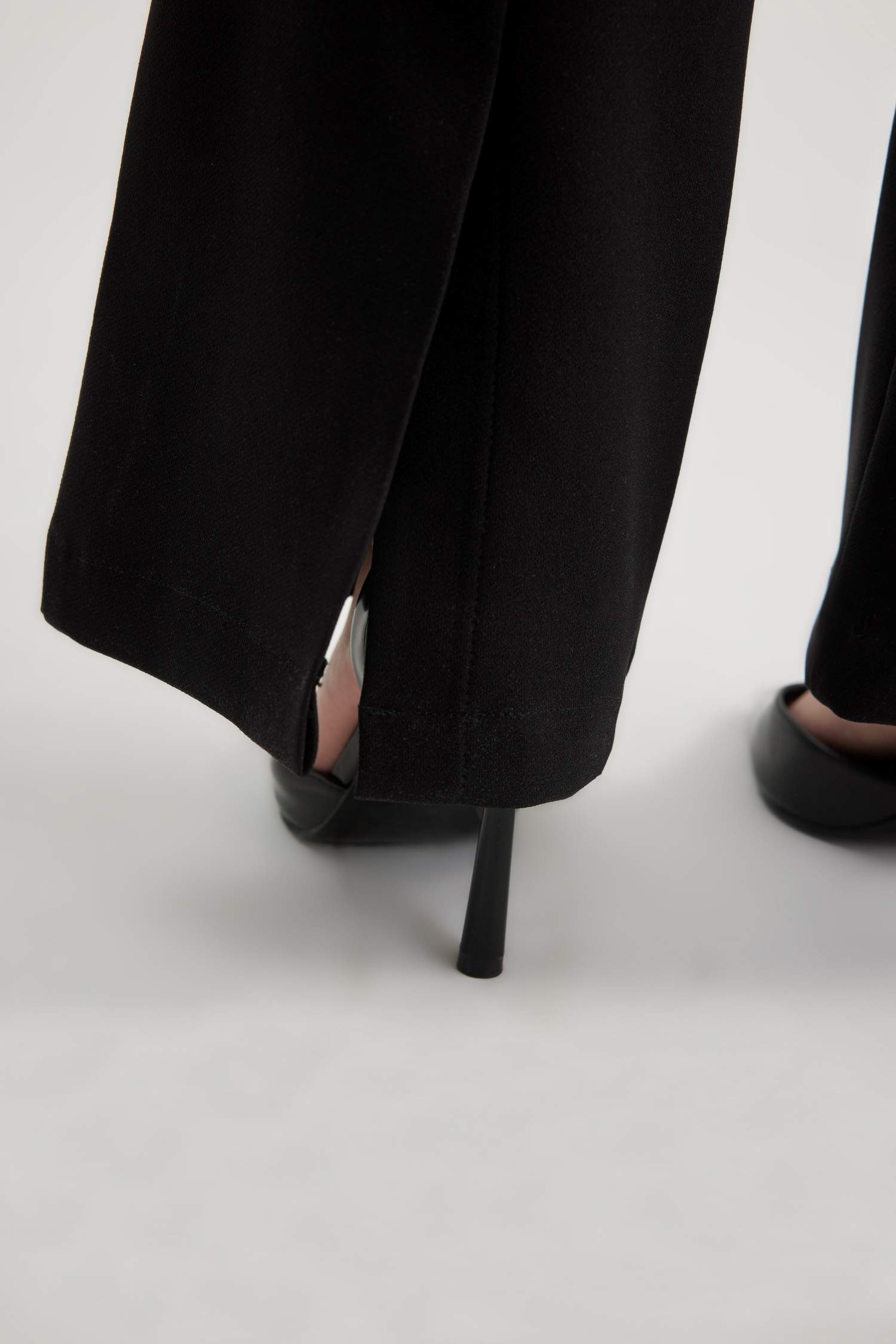 بنطلون جارلس برجل واسع وخصر عالي