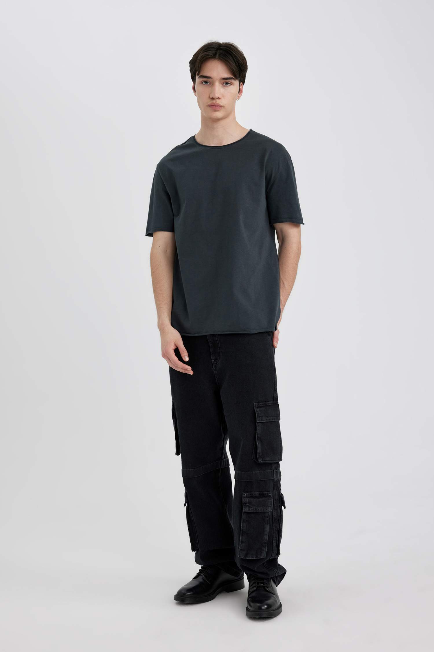 تي شيرت نص كم بياقة مستديرة وقصة عادية