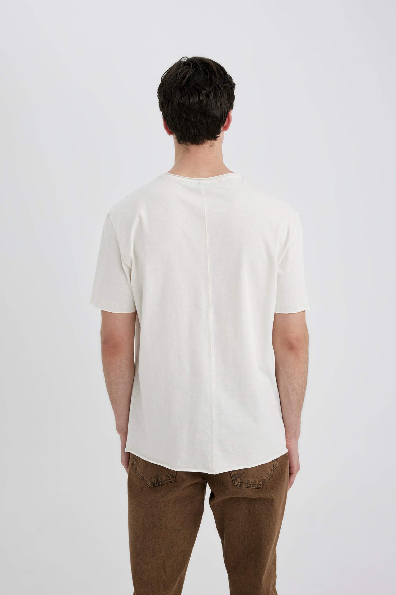 تيشيرت نص ردن بياخة مستديرة وقصة عادية